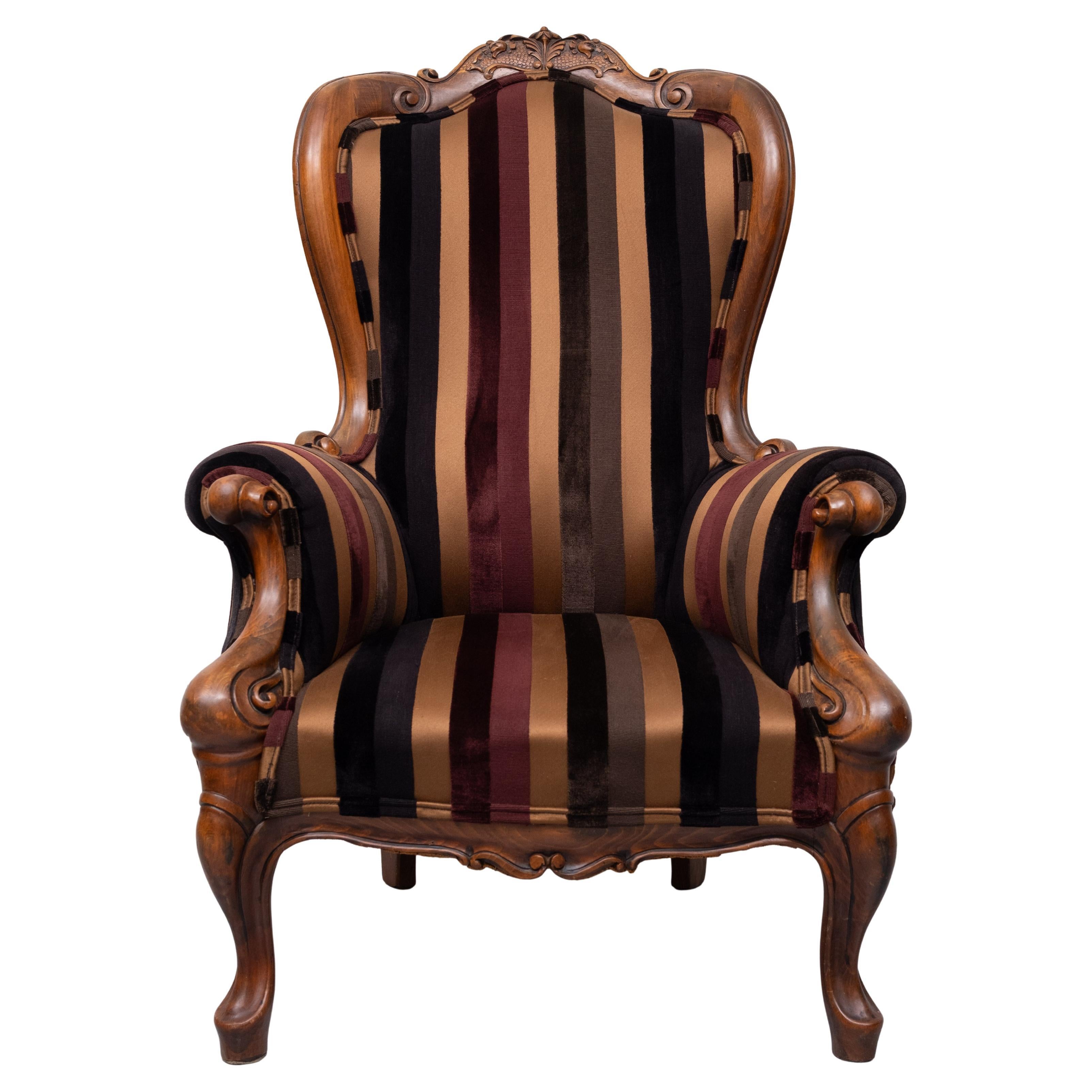 Una combinazione perfetta per questa poltrona antica, Paul Smith. 
Tappezzeria in tessuto . realizzata in modo professionale . con singoli e  sorgenti . 
Legno Wood intagliato a mano  Molto buone le condizioni. 
 
  Per favore, chiedi soluzioni di