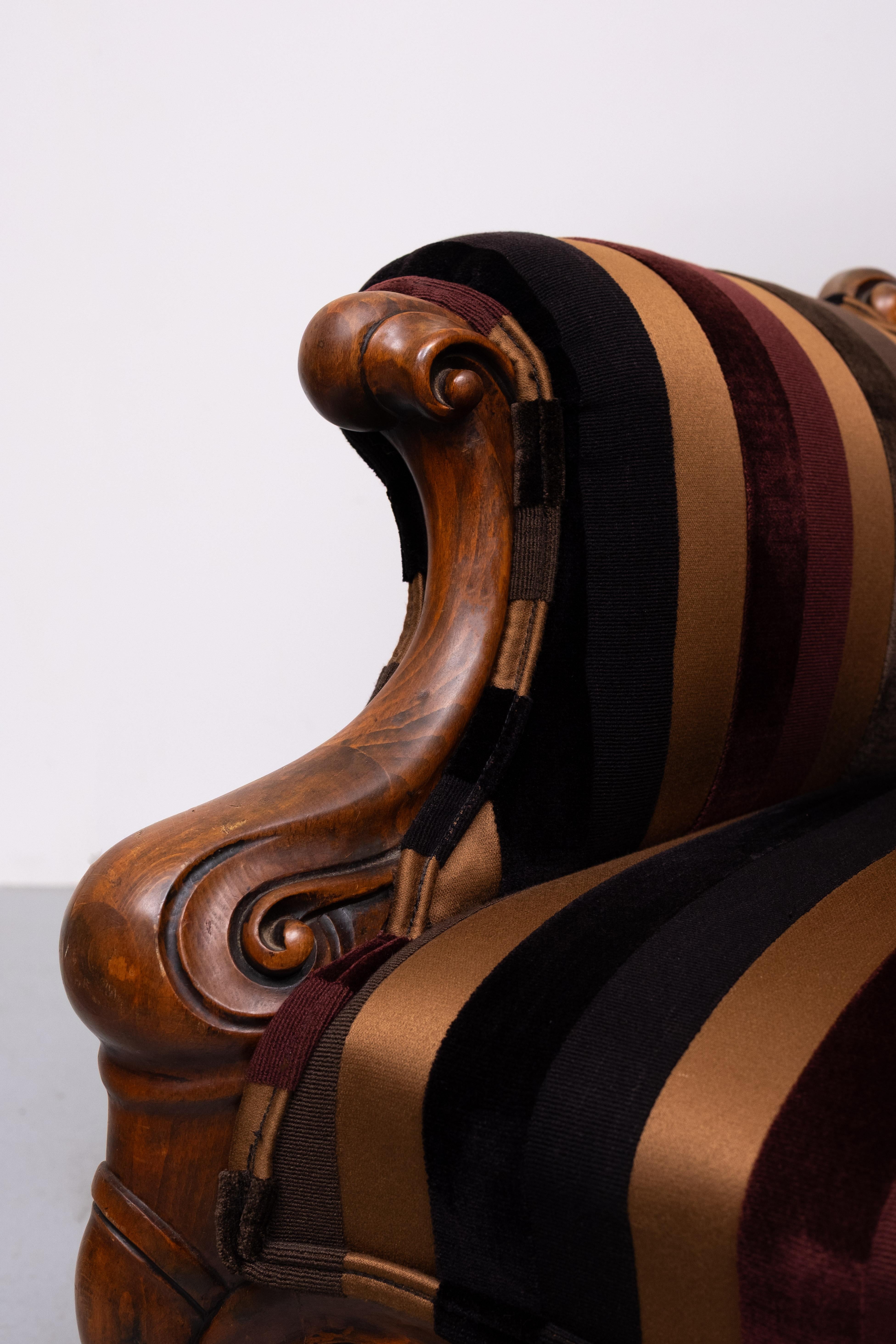 Intagliato Sedia antica con rivestimento in tessuto Paul Smith  1880s in vendita