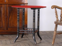 Ancienne table d'appoint Aesthetic Movement ébonisée avec balisage rouge