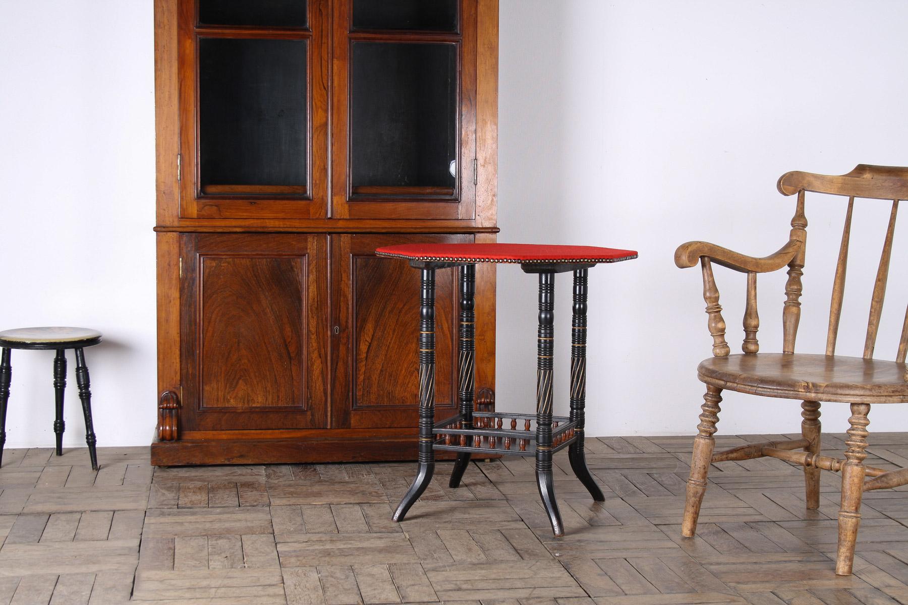 Antiker Ebonisierter Aesthetic Movement Beistelltisch mit rotem Baisé (Ästhetizismus) im Angebot
