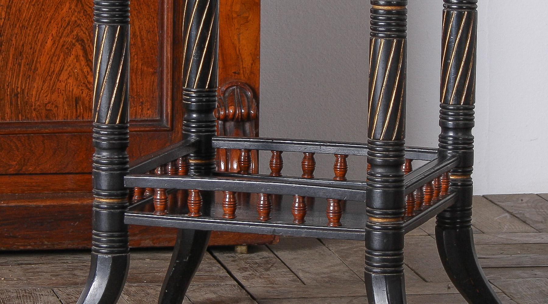 Antiker Ebonisierter Aesthetic Movement Beistelltisch mit rotem Baisé (19. Jahrhundert) im Angebot