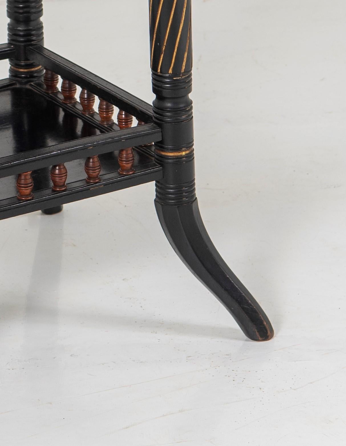 Antiker Ebonisierter Aesthetic Movement Beistelltisch mit rotem Baisé im Angebot 2