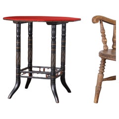 Mesa auxiliar antigua Ebonizada Aesthetic Movement con baiza roja