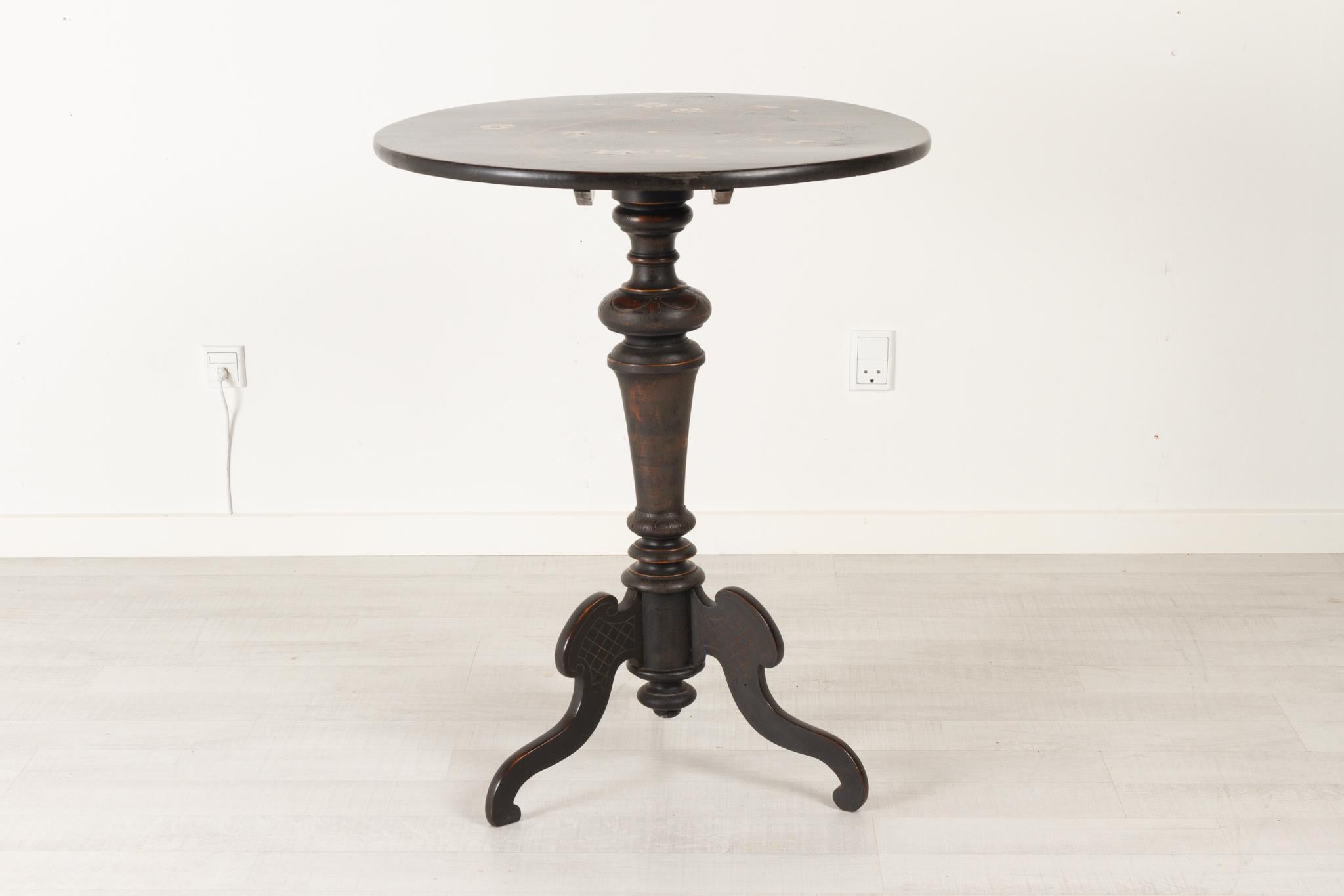 Antique ebonized and laquered side table, Late 1800s
Elegant and decorative round table with bird motifs. Inlays in wood and mother of pearl.
Beautiful wear and patina.
Good condition. Stable construction. Some older repairs. Fully functional as