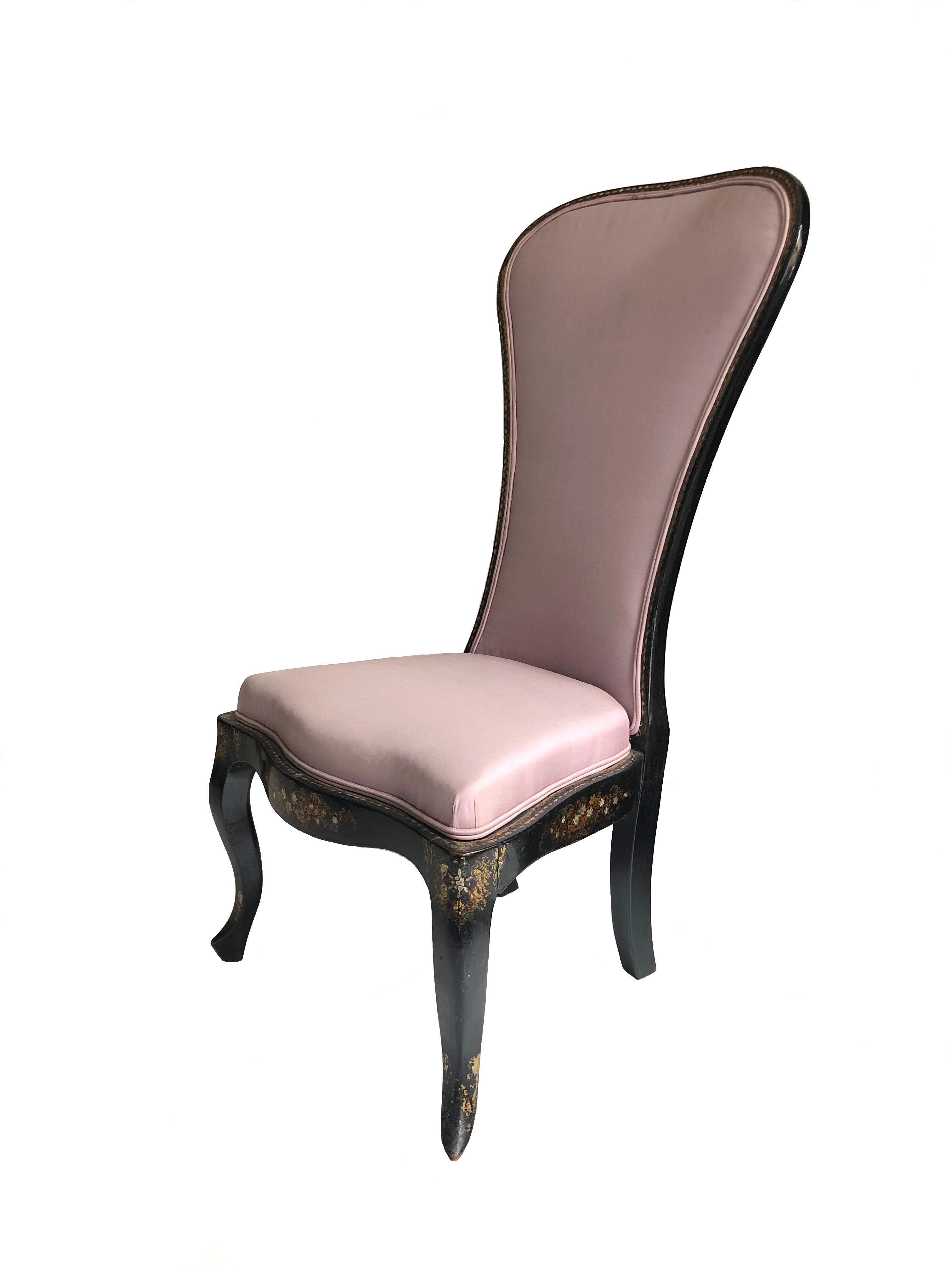 Dieser elegante Salonstuhl wurde mit schwarzem Lack lackiert und mit goldfarbenen Ornamenten verziert.
Die Höhe des Sitzes beträgt 40 cm.