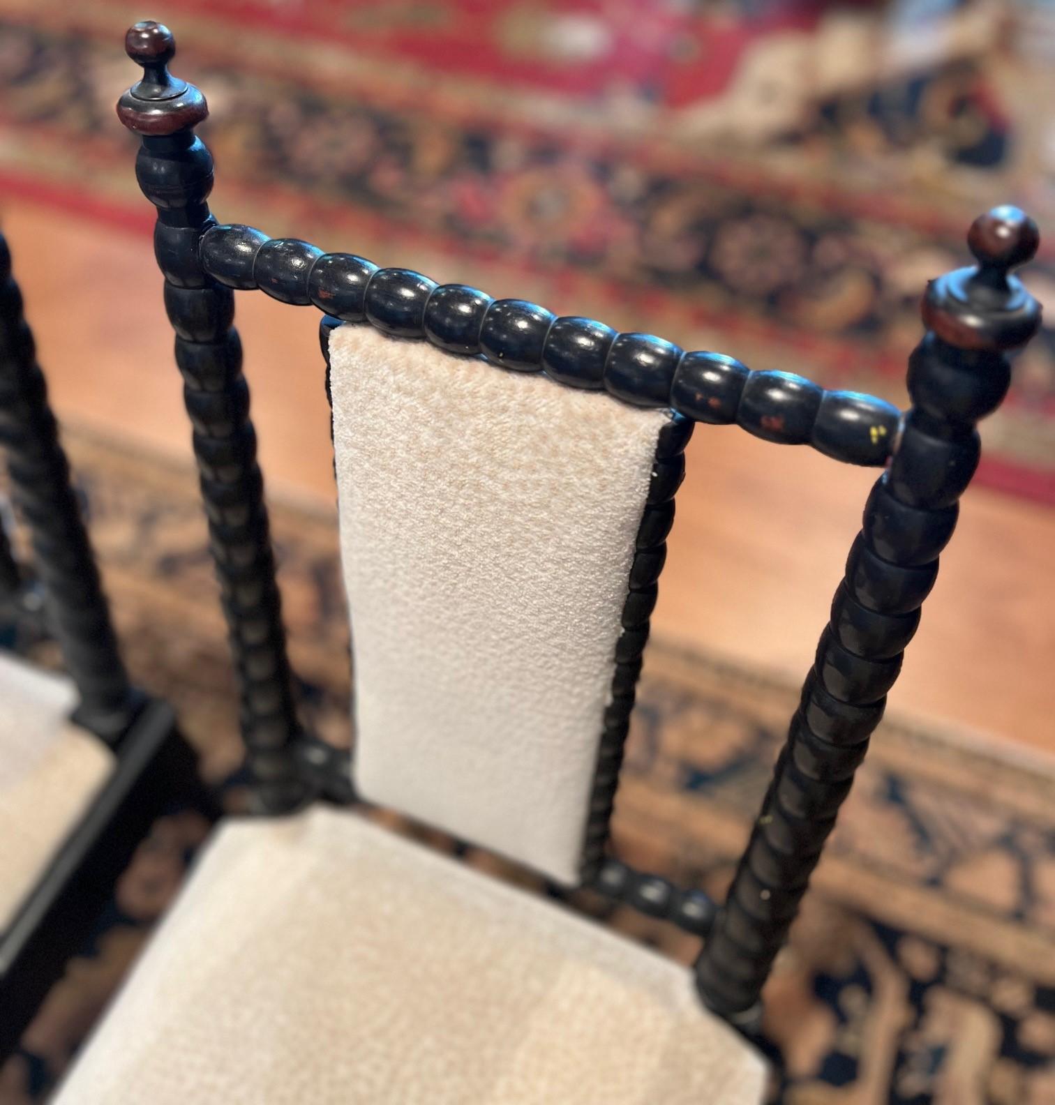 Antike ebonisierte Kinder Bobbin-Stühle mit gepolsterter Sitzfläche und Rückenlehne, Paar (Viktorianisch) im Angebot