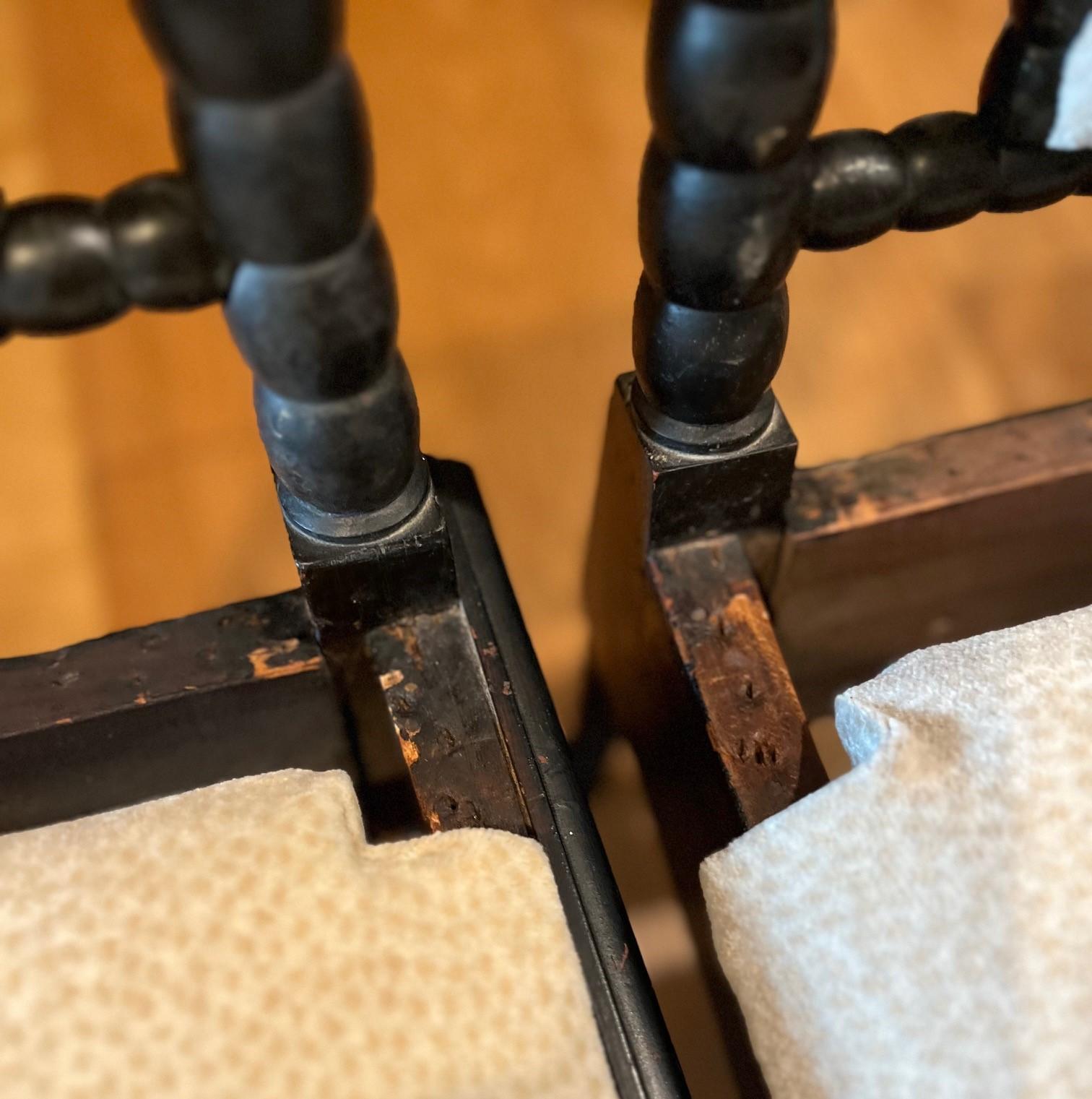 Antike ebonisierte Kinder Bobbin-Stühle mit gepolsterter Sitzfläche und Rückenlehne, Paar (Englisch) im Angebot