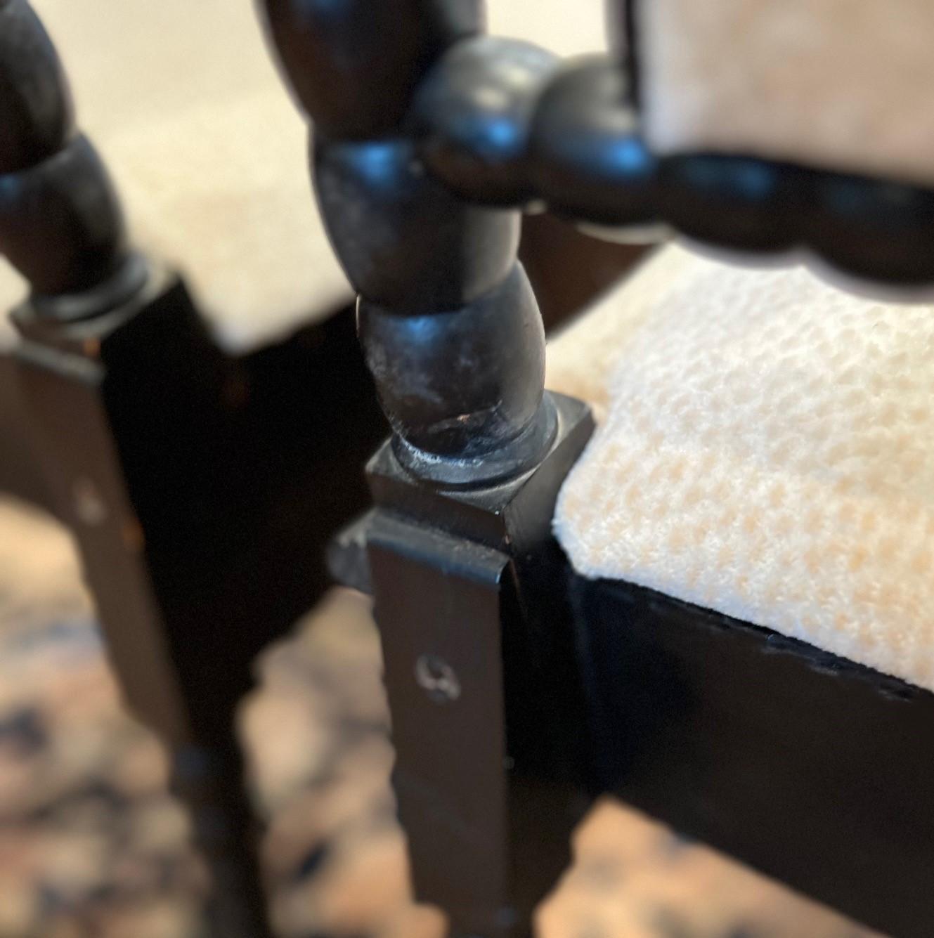 Antike ebonisierte Kinder Bobbin-Stühle mit gepolsterter Sitzfläche und Rückenlehne, Paar im Zustand „Gut“ im Angebot in Morristown, NJ