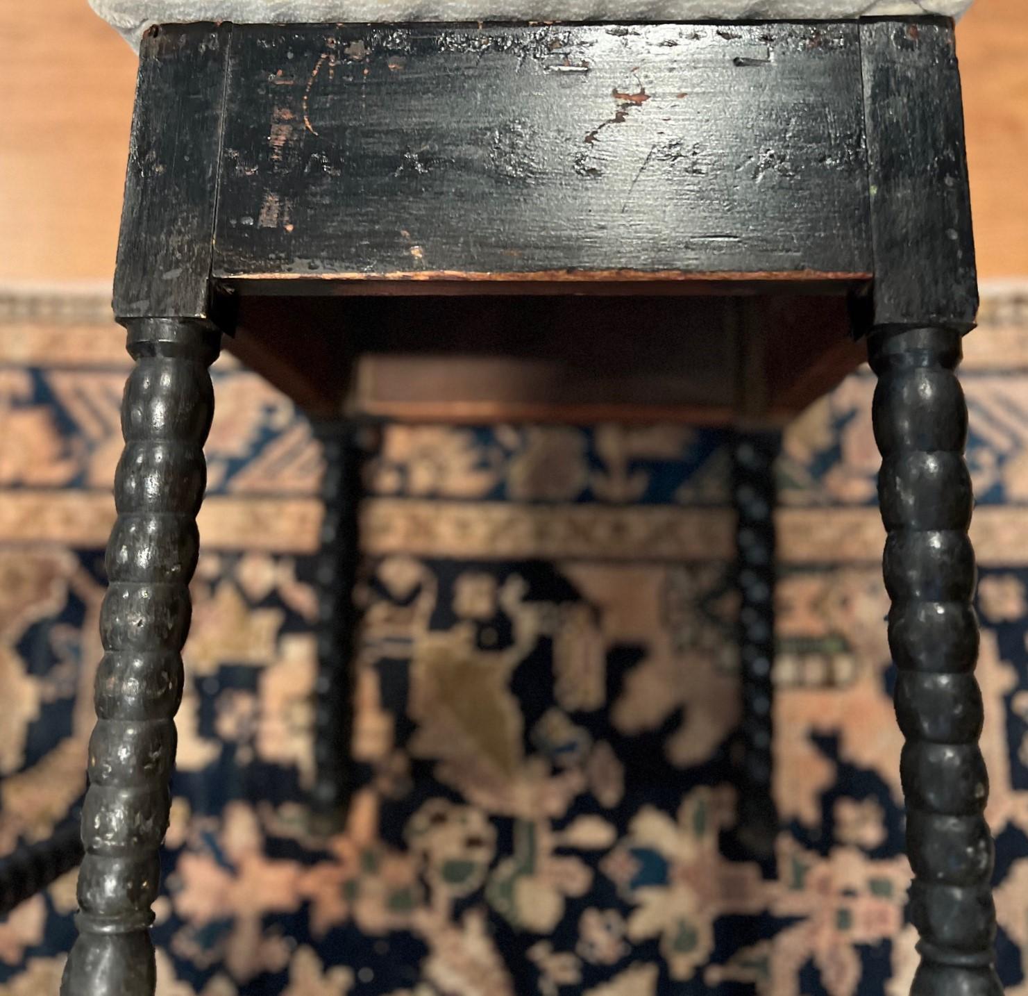 Antike ebonisierte Kinder Bobbin-Stühle mit gepolsterter Sitzfläche und Rückenlehne, Paar (Spätes 19. Jahrhundert) im Angebot