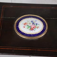 Antico Humidor ebanizzato e intarsiato con placca in porcellana floreale di Sèvres, 1890 ca.