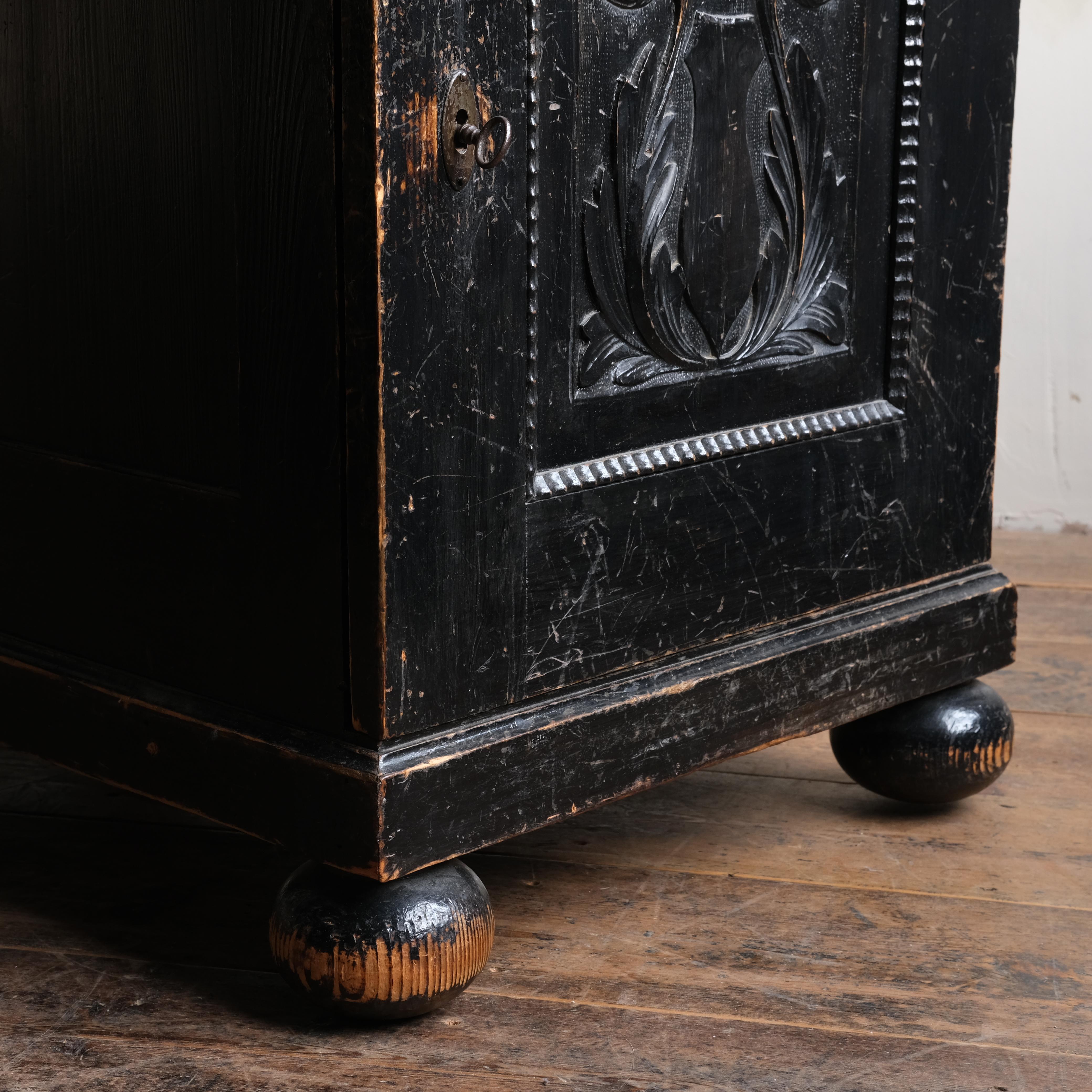 Antiker Pedestal-Schreibtisch aus ebonisierter Kiefer im Angebot 6