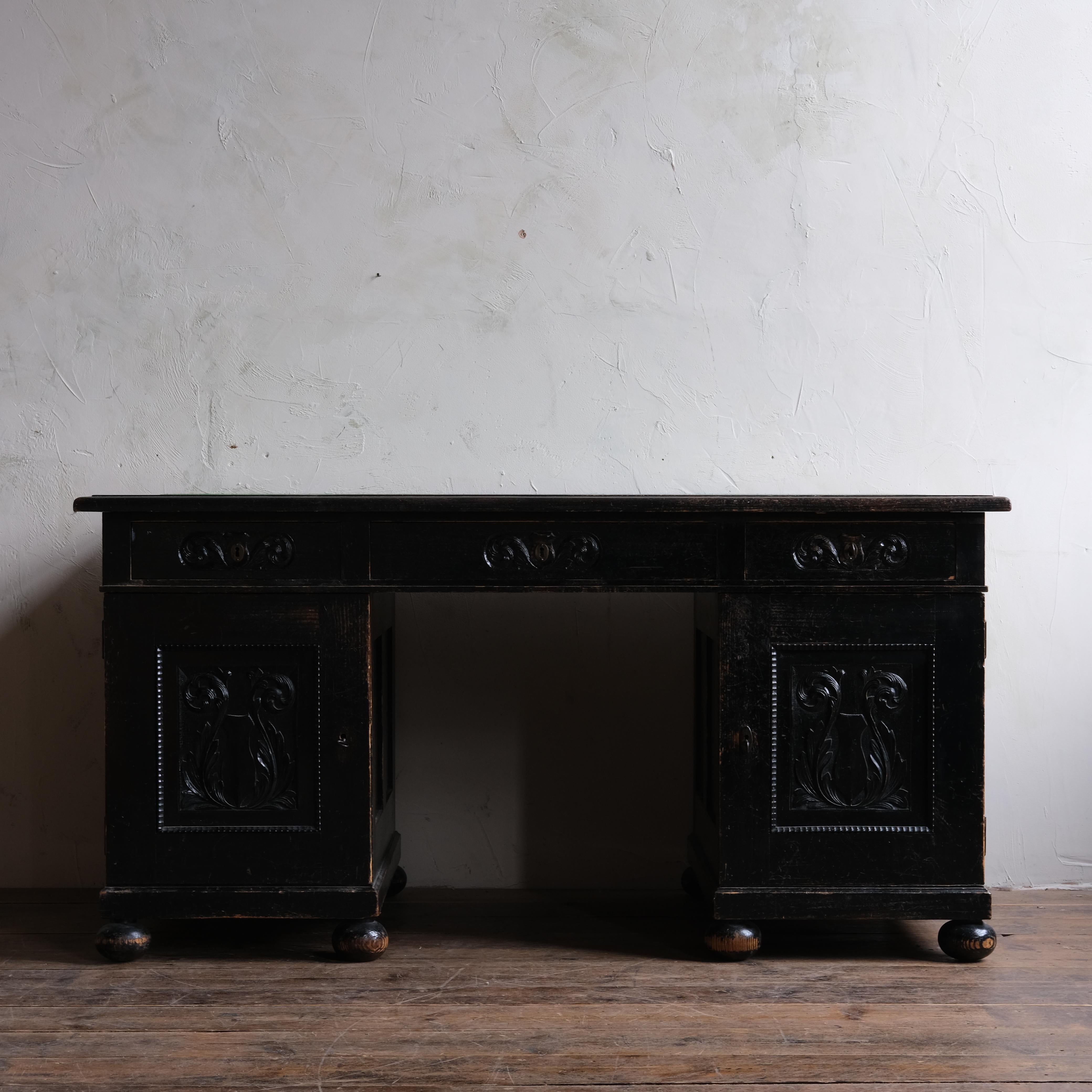 An attractive ebonised pine pedestal desk with green baize top. Handy pull out tray drawers and nicely worn throughout. In good solid order. Early 20th century.

Measures: 160cm wide
81cm deep
81cm high