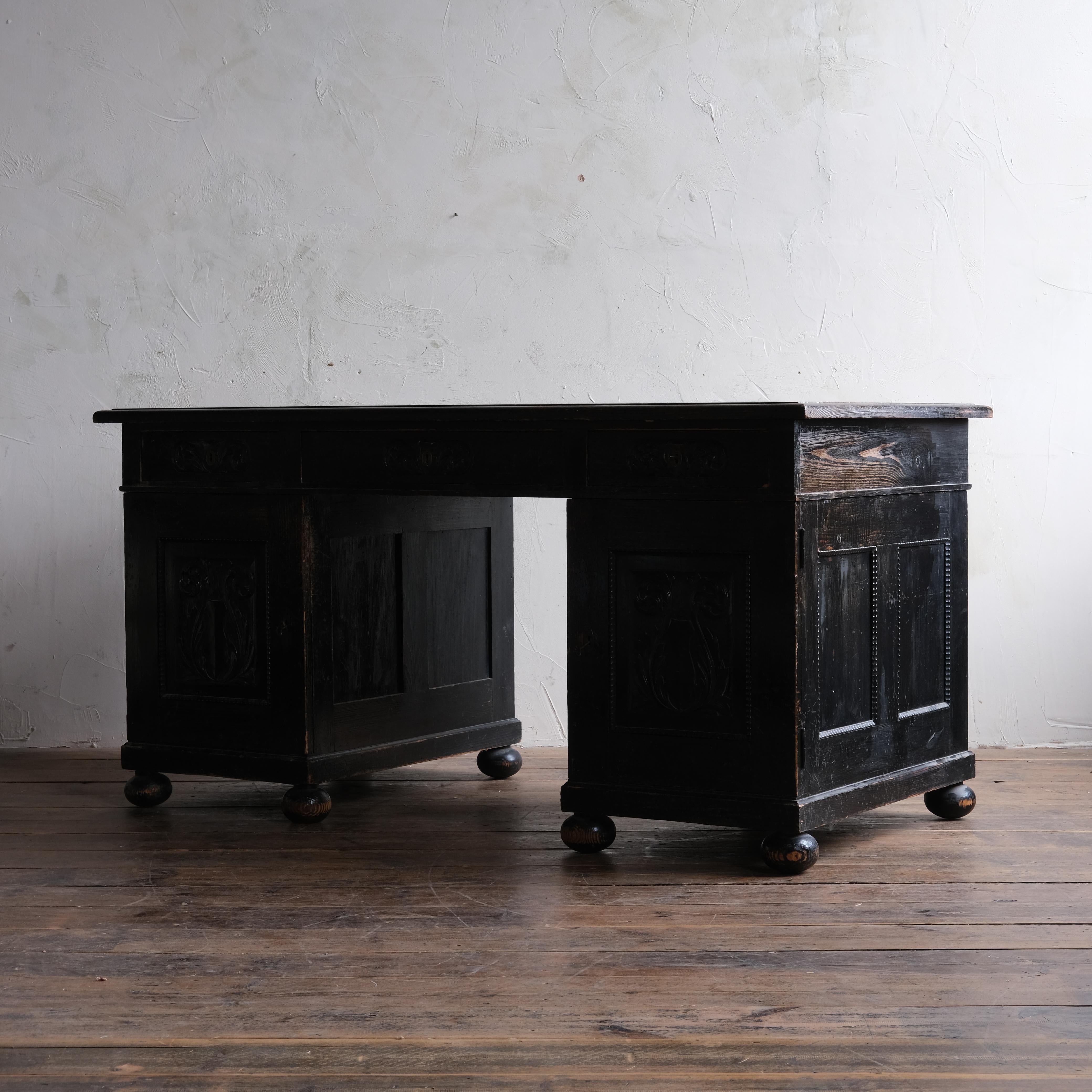 Antiker Pedestal-Schreibtisch aus ebonisierter Kiefer im Angebot 2