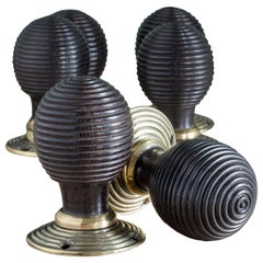 Boutons de porte anciens en ébène en forme de ruche