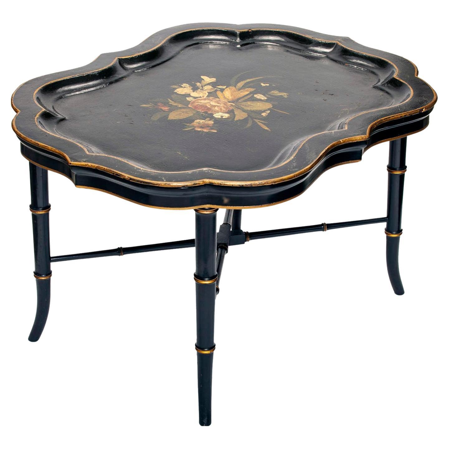 Bergère italiana dei primi del Novecento con struttura in legno massiccio finemente intagliato con accenti floreali, gambe a cabriole, schienale a botte e imbottitura in seta Clarence House.