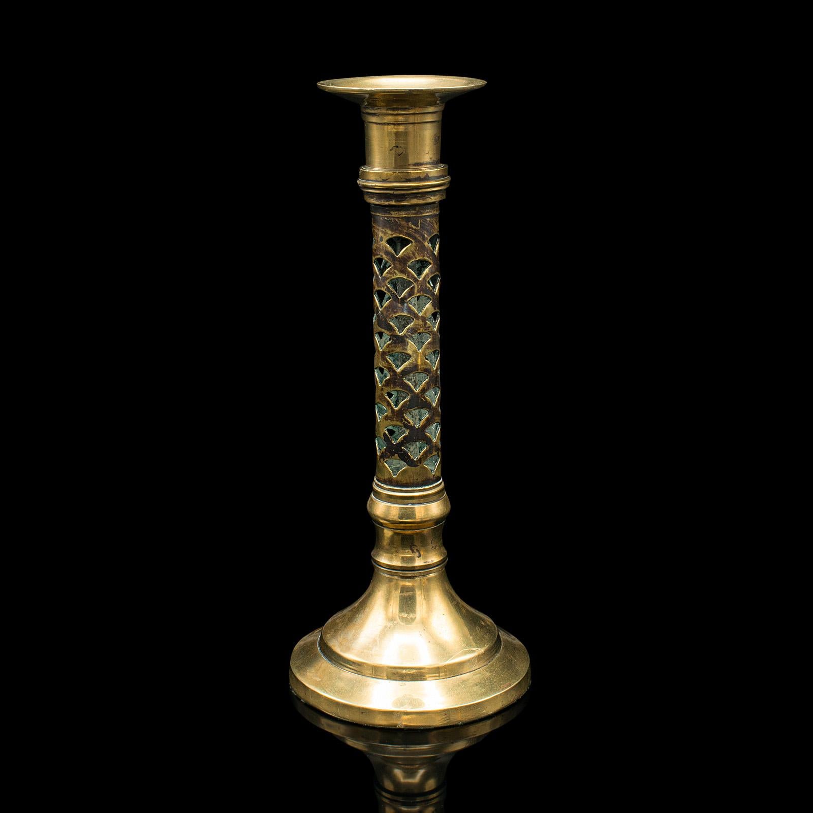Antike kirchliche Kerzenständer, englisch, Messing, ästhetische Periode, viktorianisch (Britisch) im Angebot
