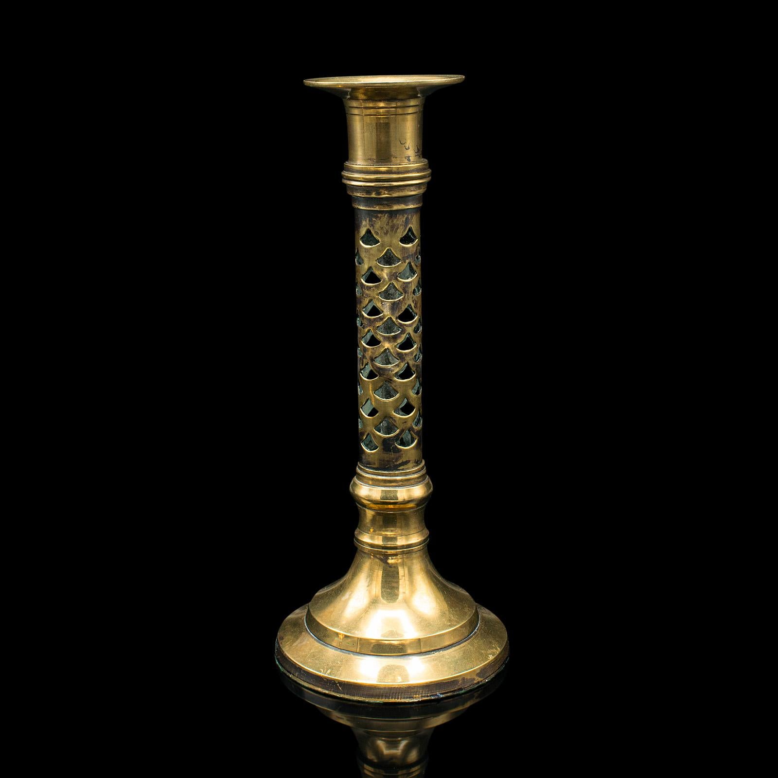 Antike kirchliche Kerzenständer, englisch, Messing, ästhetische Periode, viktorianisch (19. Jahrhundert) im Angebot