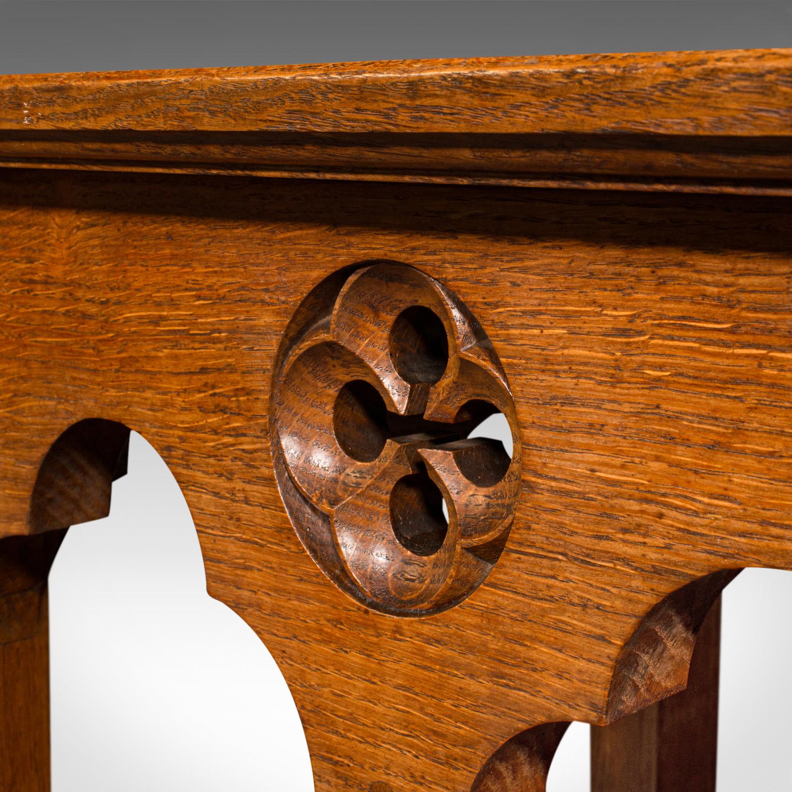 Table d'appoint ecclésiastique ancienne, chêne écossais, hall, néo-gothique, victorienne en vente 3