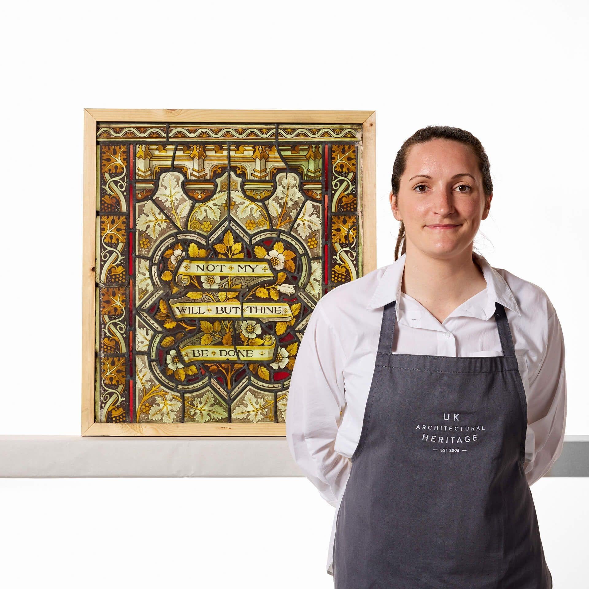 Ein antikes Glasfenster im kirchlichen Stil, gemalt mit dem religiösen Zitat 