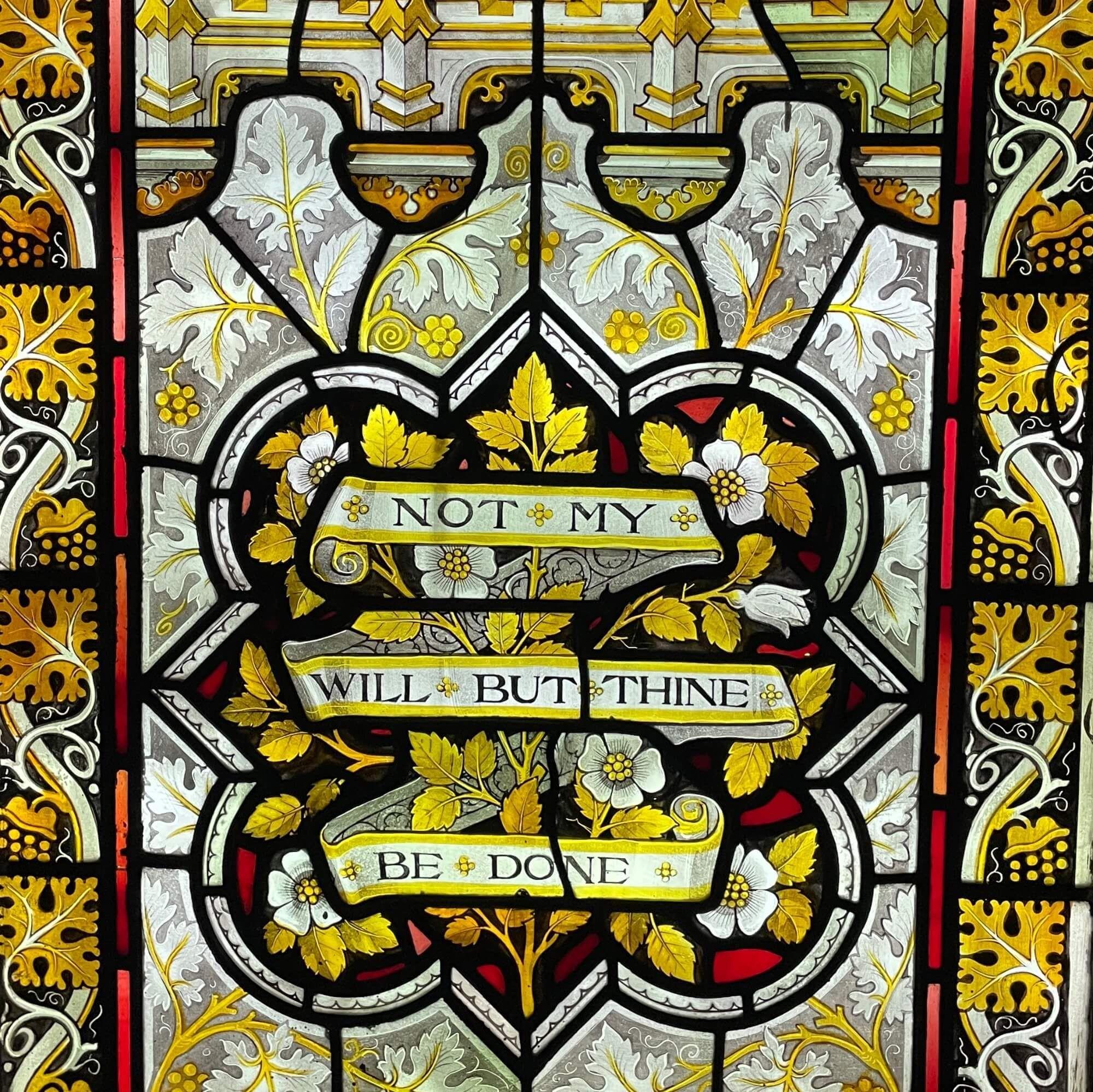 Antike kirchliche Glasmalerei im kirchlichen Stil mit religiösem Zitat (Viktorianisch) im Angebot