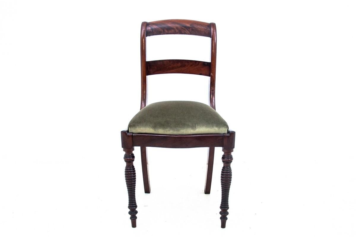 Antique chair from around 1880.

Very good condition, after replacing the upholstery.

Wood: Mahogany

Dimensions: Height: 90 cm, height: 47 cm, width: 96 cm, depth: 52 cm.