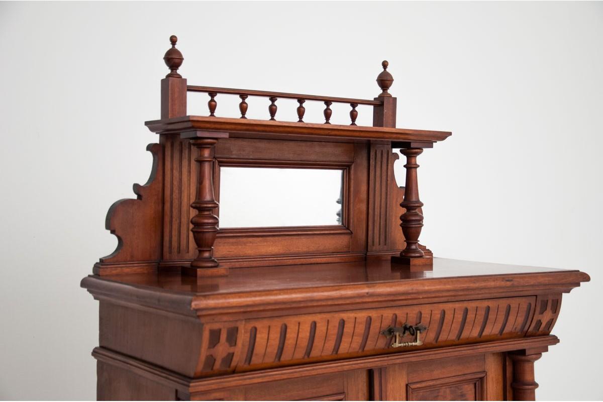 An antique chest of drawers for an antique connoisseur.

Wood: Mahogany,

Year: circa 1860

Origin: Northern Europe,

Dimensions: Height 151 cm, width 110 cm, depth 49 cm.