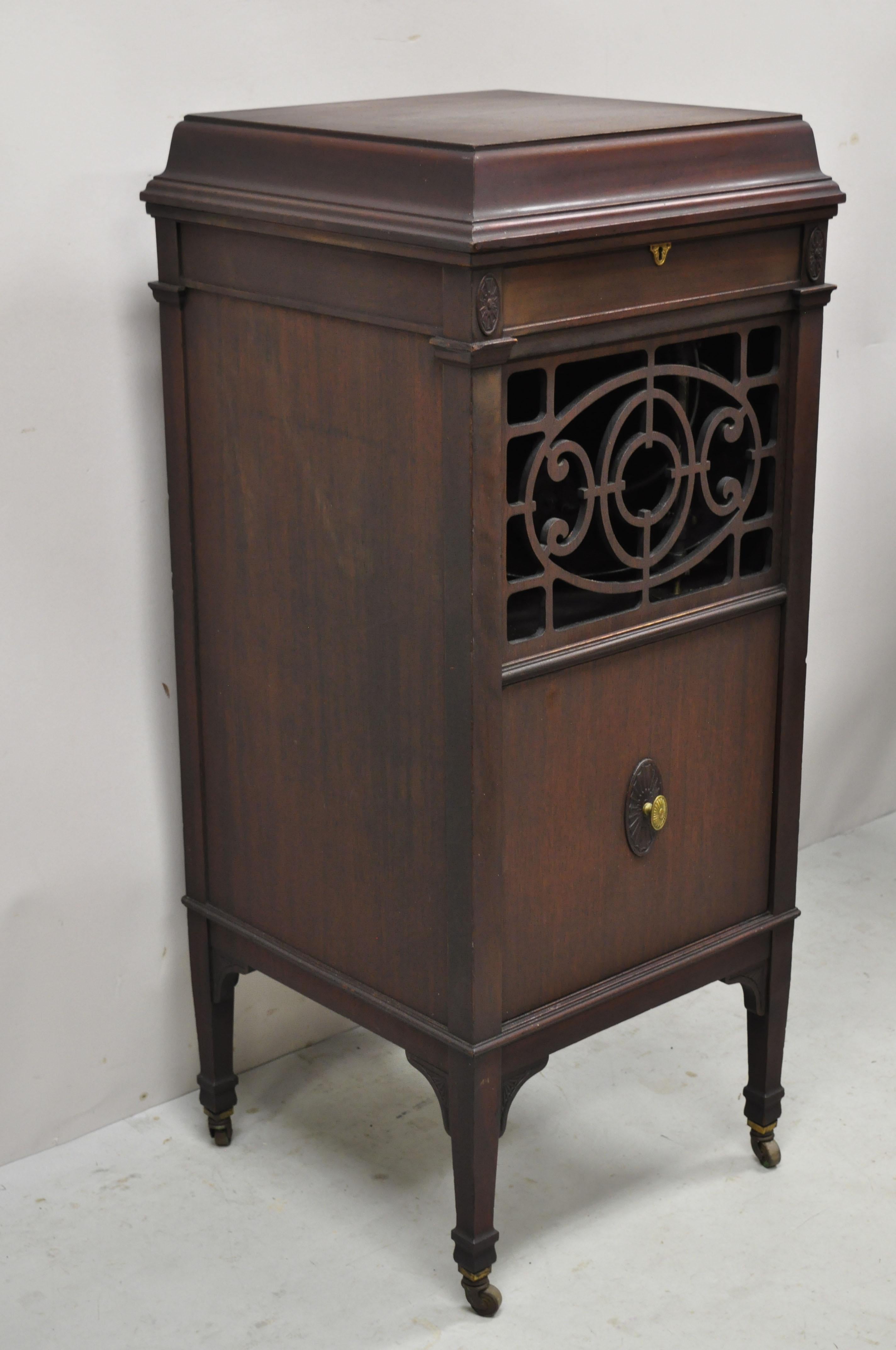 Antique Edison Disc Phonograph Model C 200 Victrola Record Player cabinet. Item features mahogany case, original label, crank included, very nice antique item. Circa Early 1900s. Measurements: 47.5
