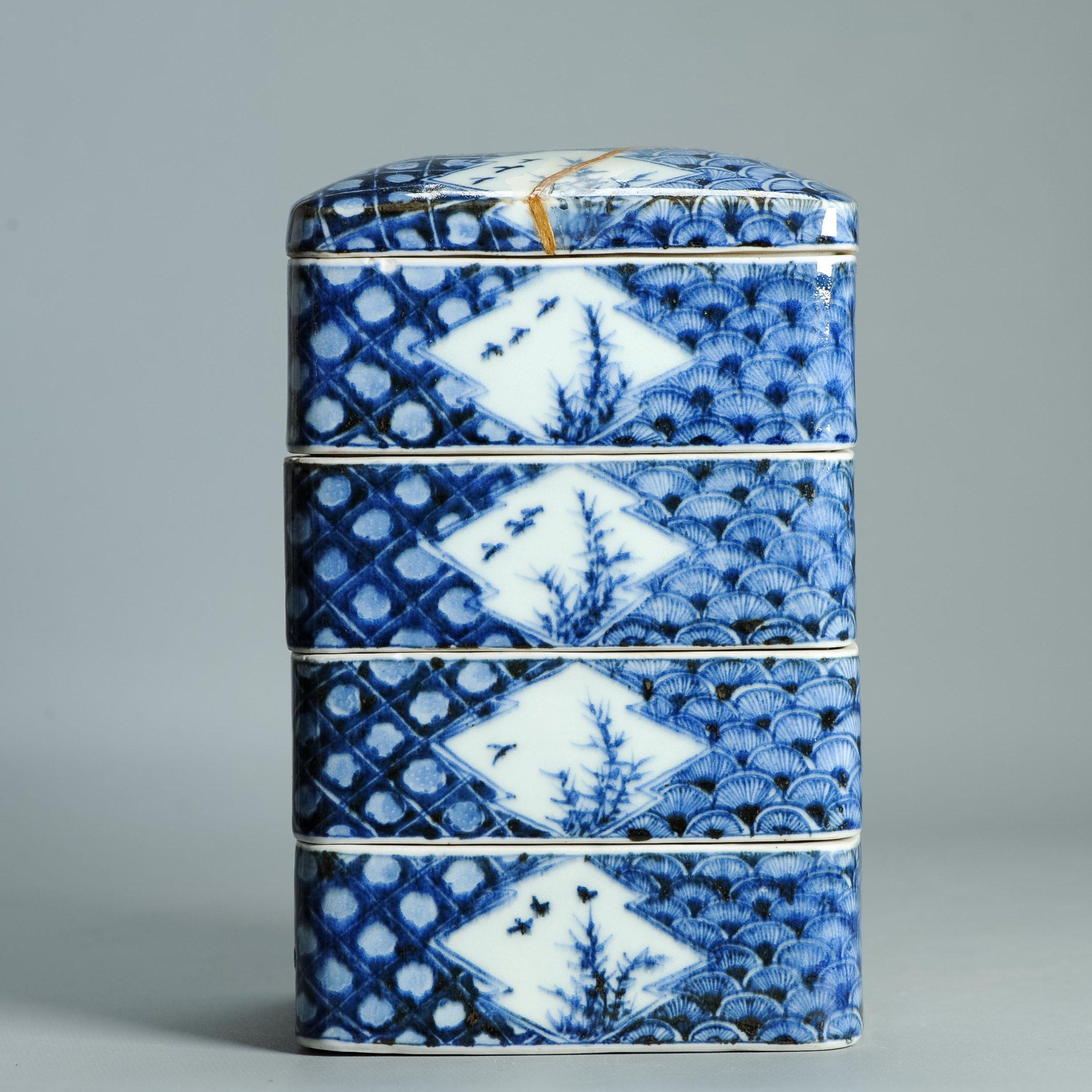 Ein schönes Stück

Bedingung
Haarriss im Sockel und Kintsugi-Reparatur am Deckel. Größe. 20.5x13x13
Zeitraum
19. Jahrhundert Meiji-Periode (1867-1912)