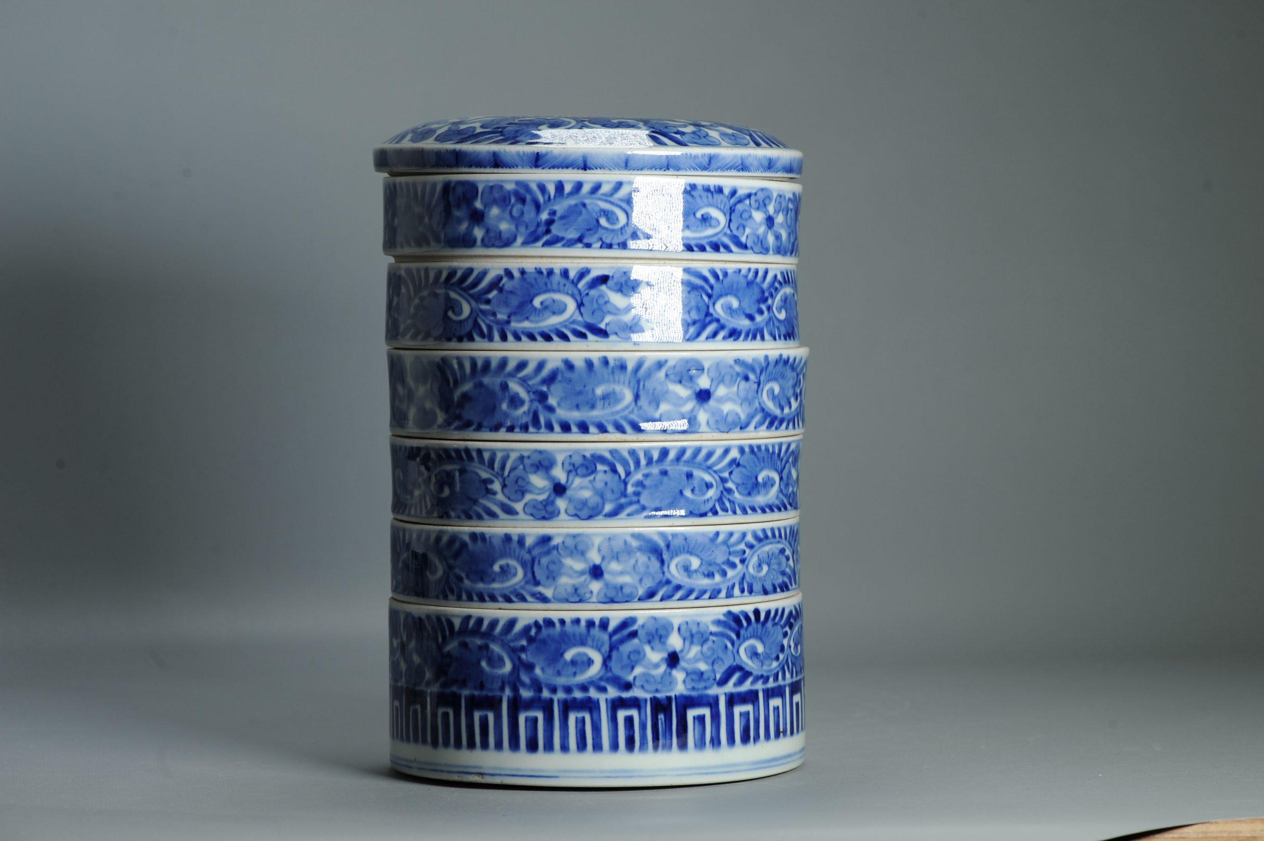 Description
Sharing with you this lovely and large Food container in blue and white.
Pieces like this were uses in the tea ceremony to serve food.
Similar pieces can be found in the Shibata collection (see pictures)
Edo period, first half 19th