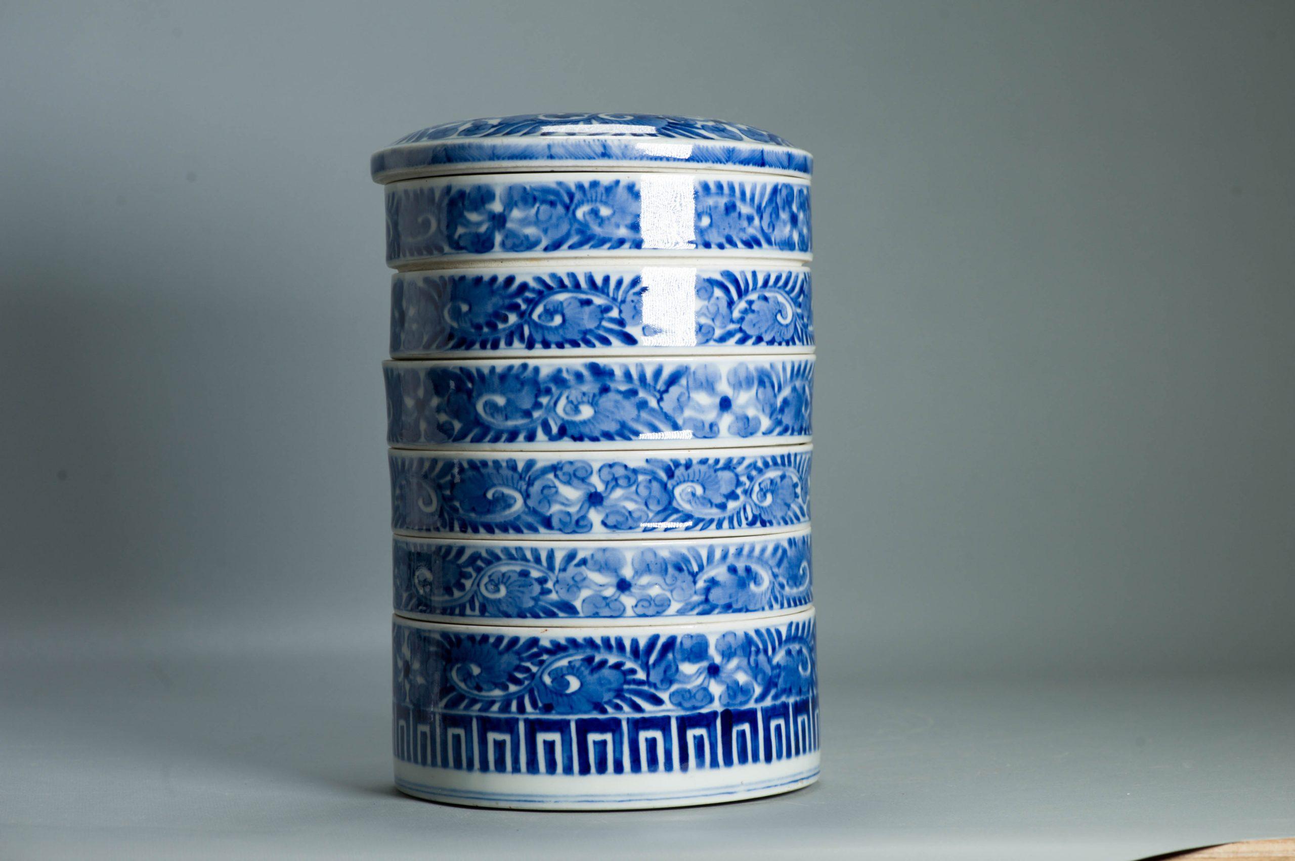 Porcelaine Ancienne boîte à nourriture japonaise Edo 19C Ikegawa Ware Boîte pour la cérémonie du thé Japon en vente