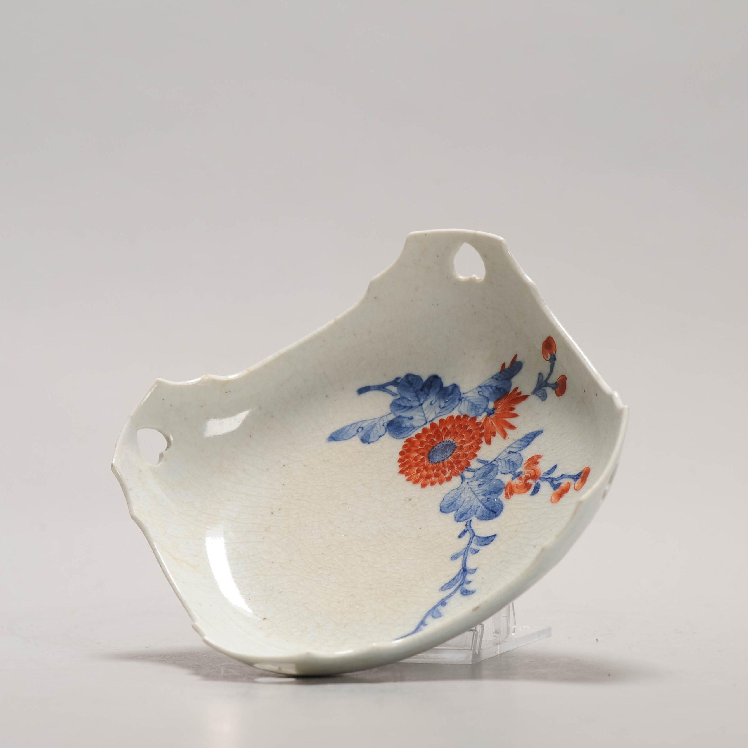 Je partage avec vous cette belle coupe. Arita, début du 18e siècle.

Bleu et rouge sous glaçure

Informations complémentaires :
MATERIAL : Porcelaine et poterie
Région d'origine : Japon
Période : XVIIIe siècle
Type de décoration / Couleur : Bleu et