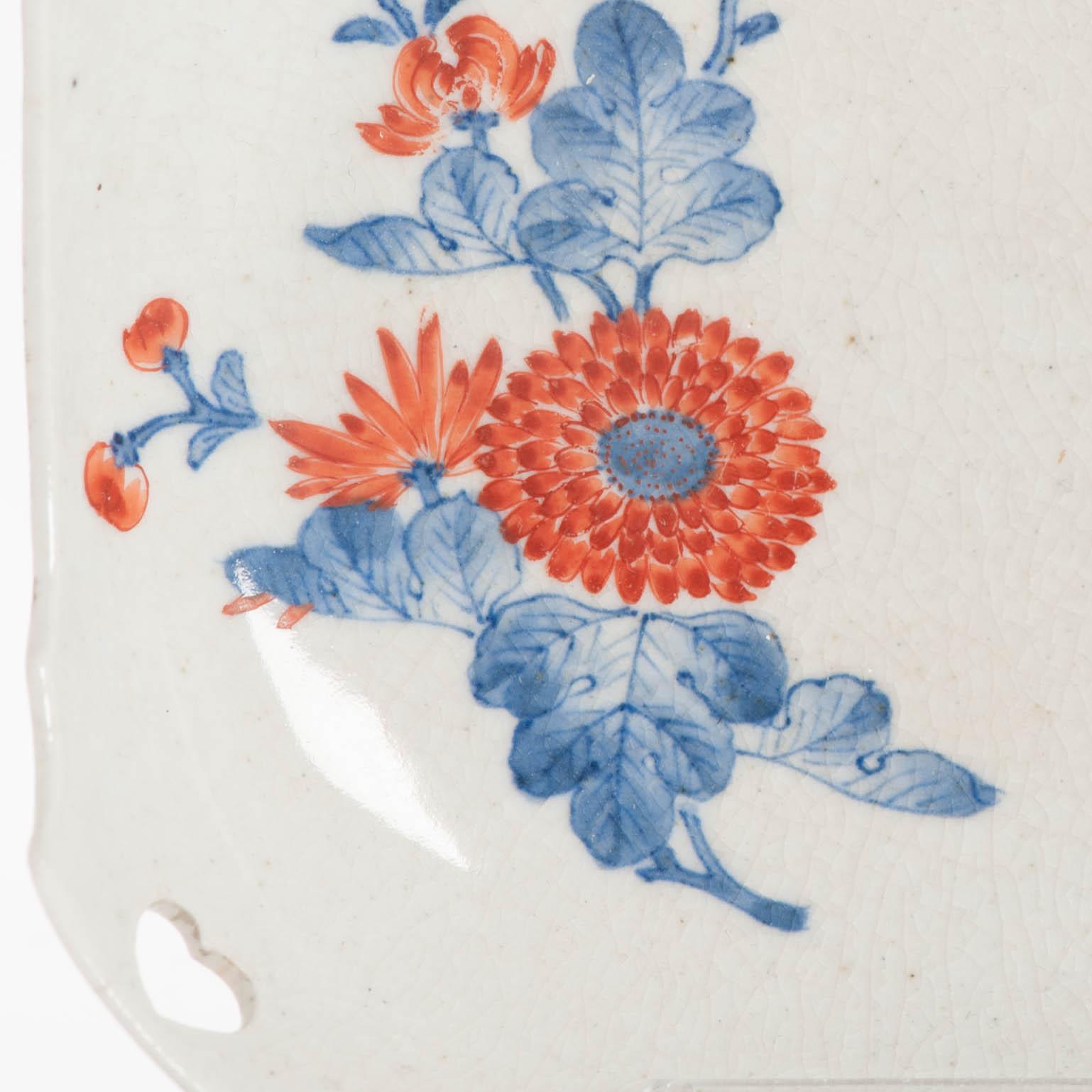 Bol ancien en porcelaine de style Edo Kakiemon avec coins réticulés, 18ème siècle Bon état - En vente à Amsterdam, Noord Holland