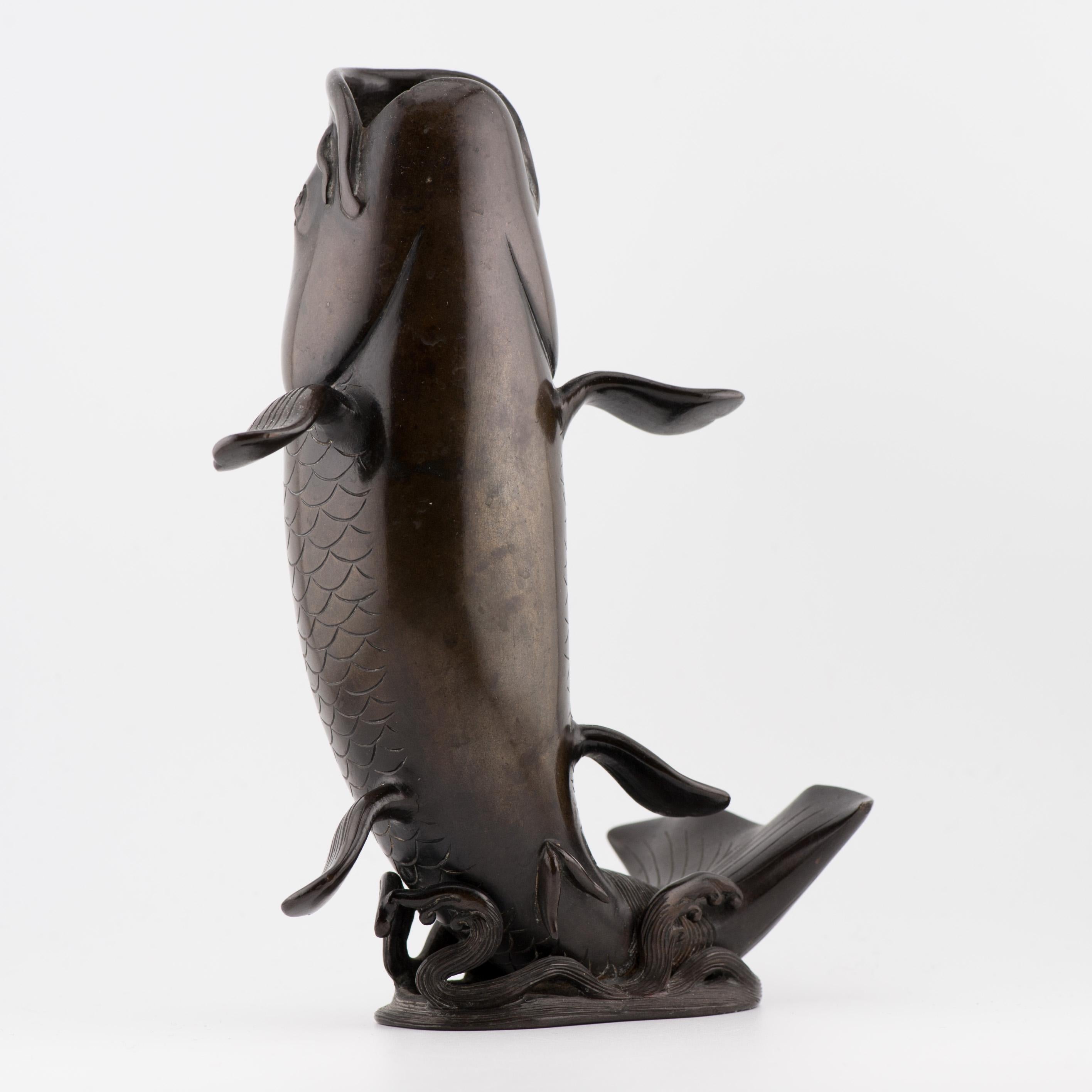 Antico bruciaincenso a forma di pesce/vaso Okimono in bronzo giapponese di Edo/Meiji del XIX sec. in vendita 6