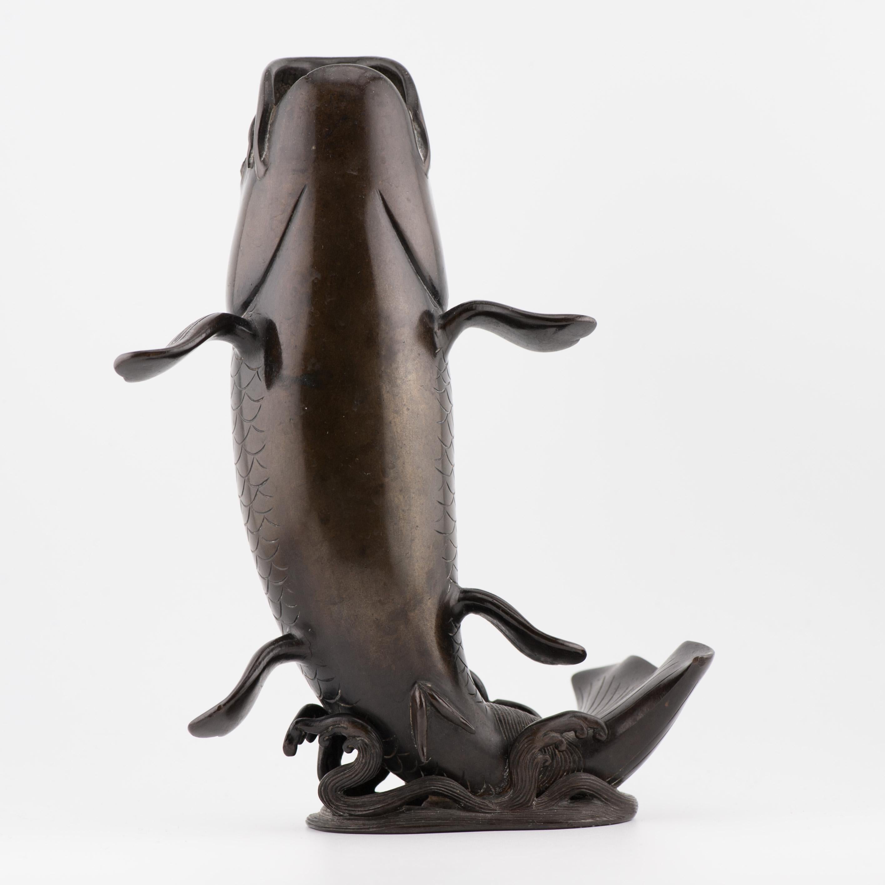 Antico bruciaincenso a forma di pesce/vaso Okimono in bronzo giapponese di Edo/Meiji del XIX sec. in vendita 7