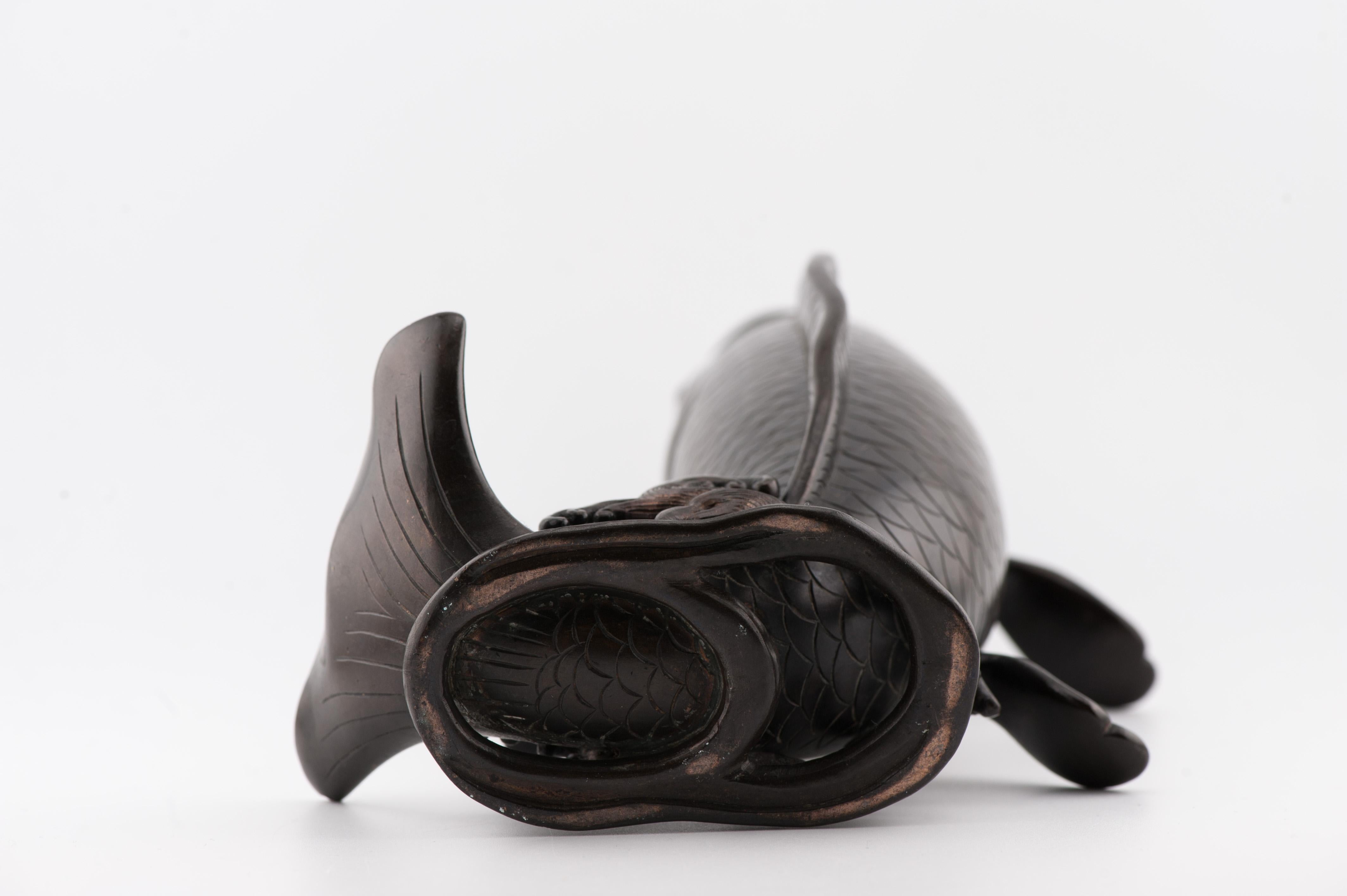 Antico bruciaincenso a forma di pesce/vaso Okimono in bronzo giapponese di Edo/Meiji del XIX sec. in vendita 9