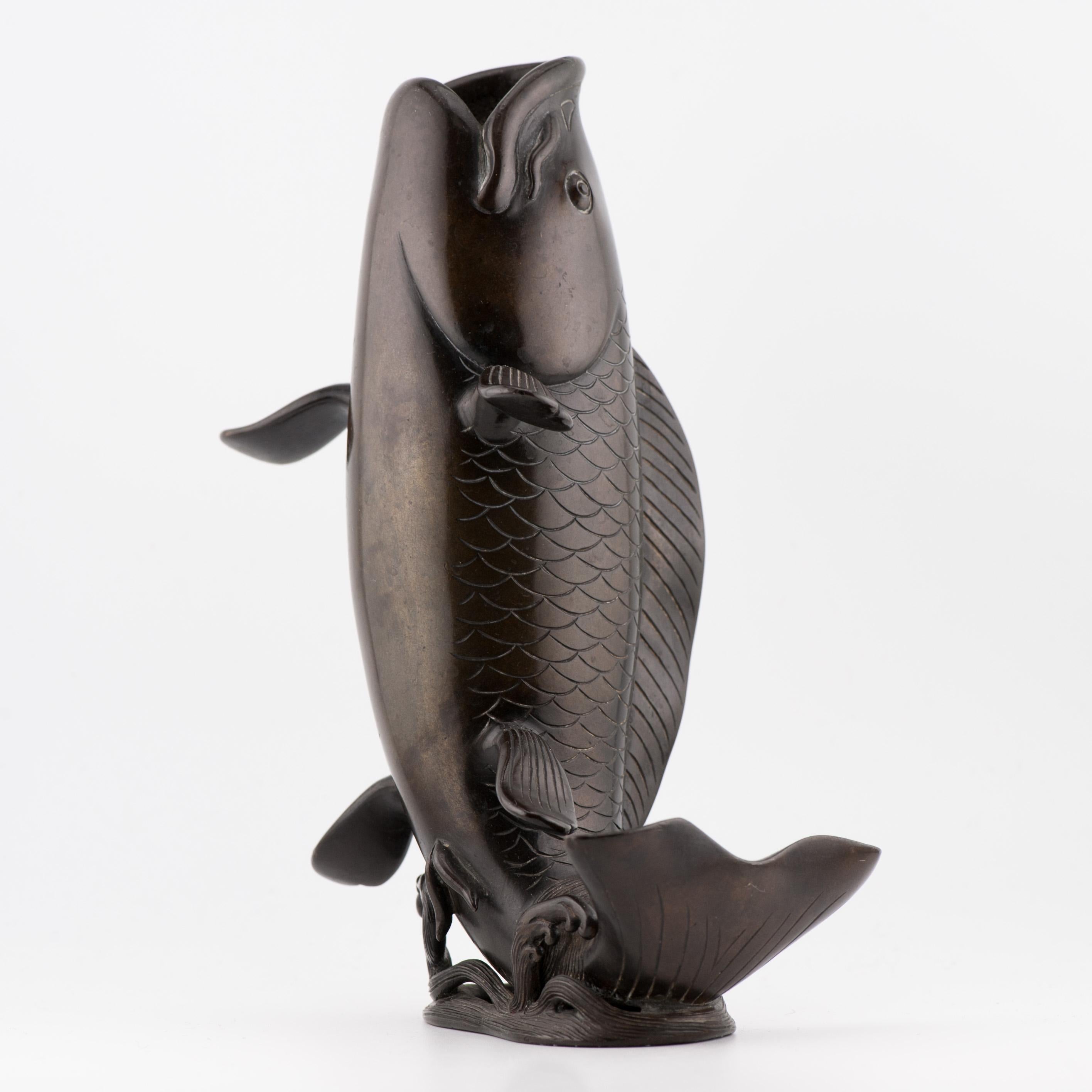 Antico bruciaincenso a forma di pesce/vaso Okimono in bronzo giapponese di Edo/Meiji del XIX sec. In condizioni buone in vendita a Amsterdam, Noord Holland