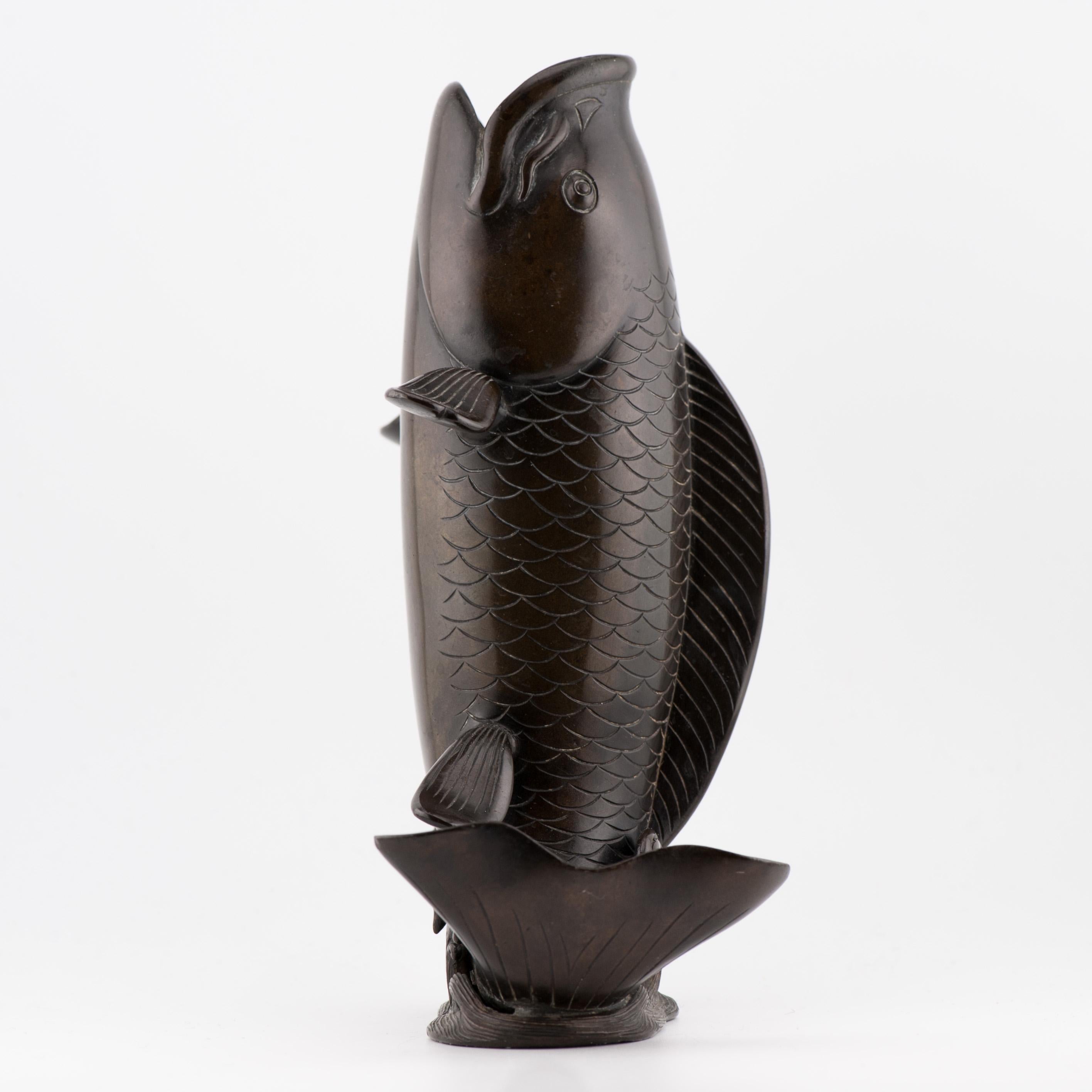 XIX secolo Antico bruciaincenso a forma di pesce/vaso Okimono in bronzo giapponese di Edo/Meiji del XIX sec. in vendita