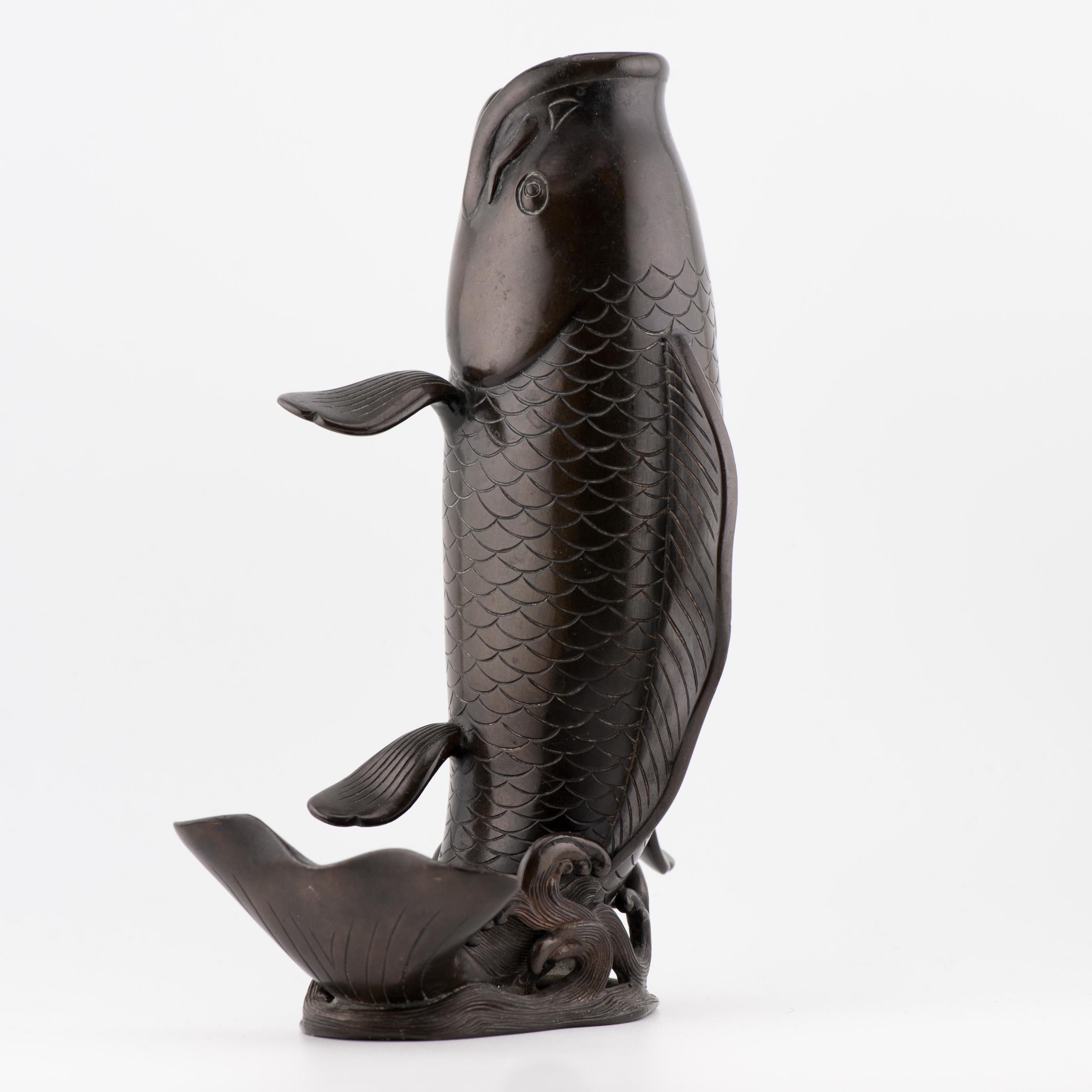 Porcellana Antico bruciaincenso a forma di pesce/vaso Okimono in bronzo giapponese di Edo/Meiji del XIX sec. in vendita