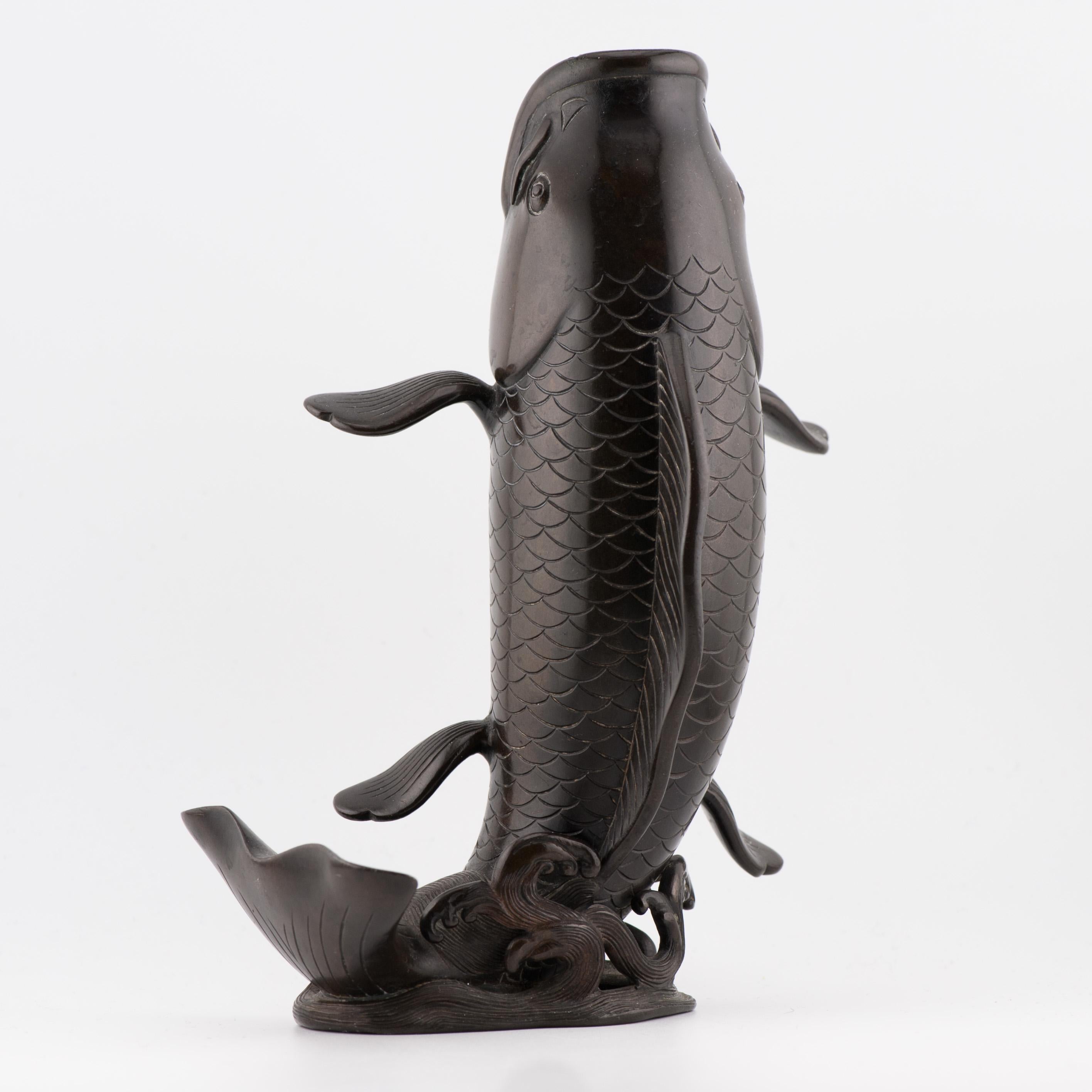 Antico bruciaincenso a forma di pesce/vaso Okimono in bronzo giapponese di Edo/Meiji del XIX sec. in vendita 1