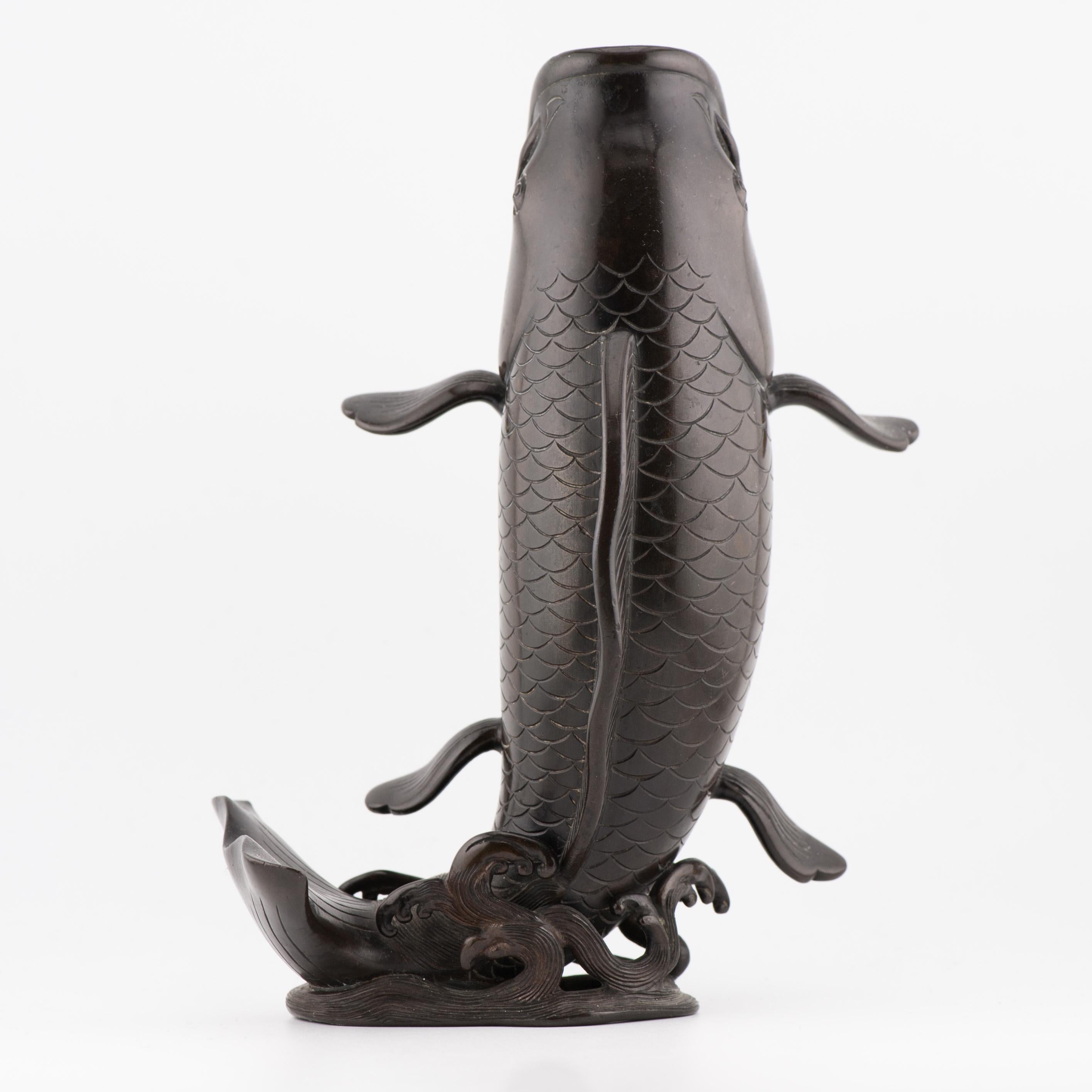 Antico bruciaincenso a forma di pesce/vaso Okimono in bronzo giapponese di Edo/Meiji del XIX sec. in vendita 2