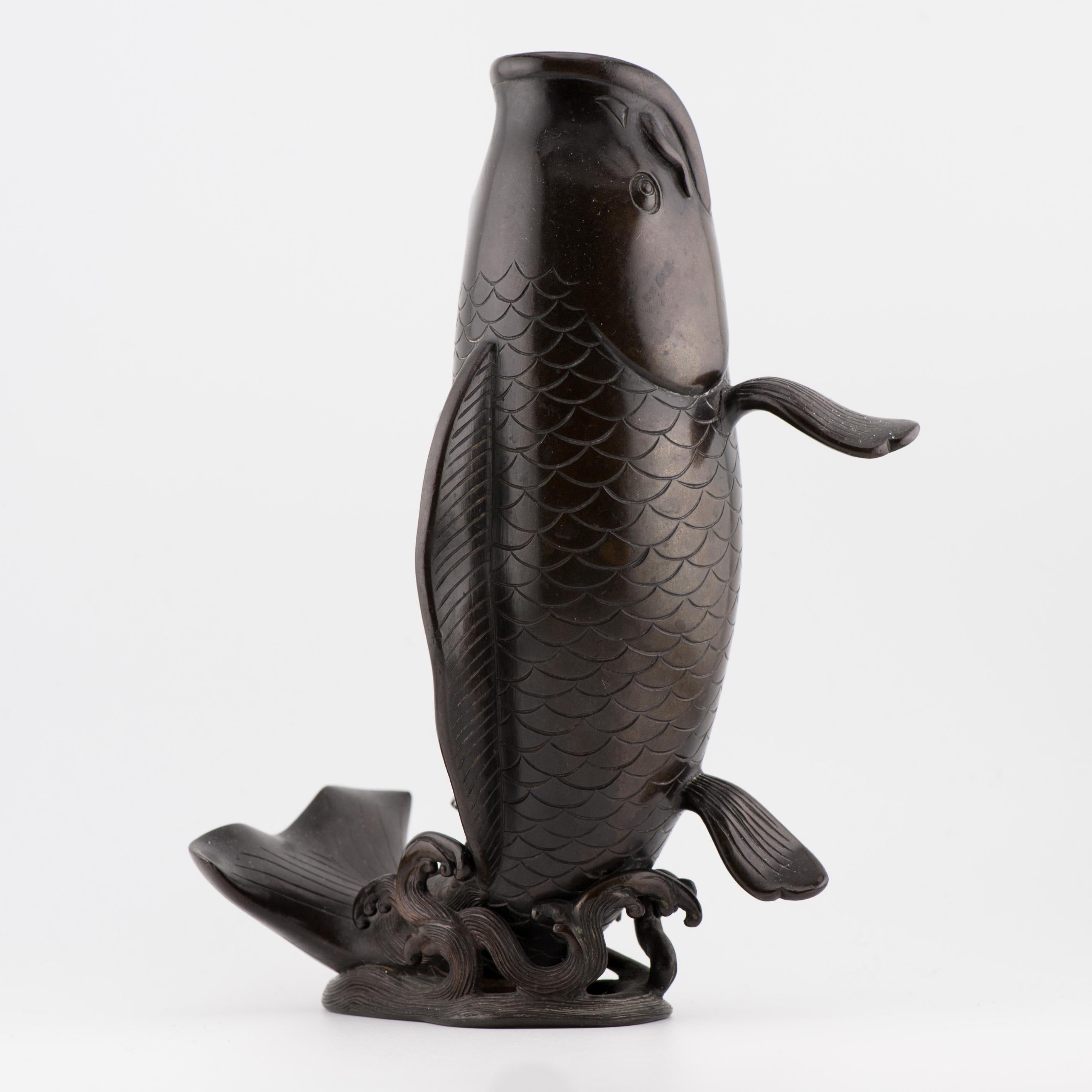 Antico bruciaincenso a forma di pesce/vaso Okimono in bronzo giapponese di Edo/Meiji del XIX sec. in vendita 3