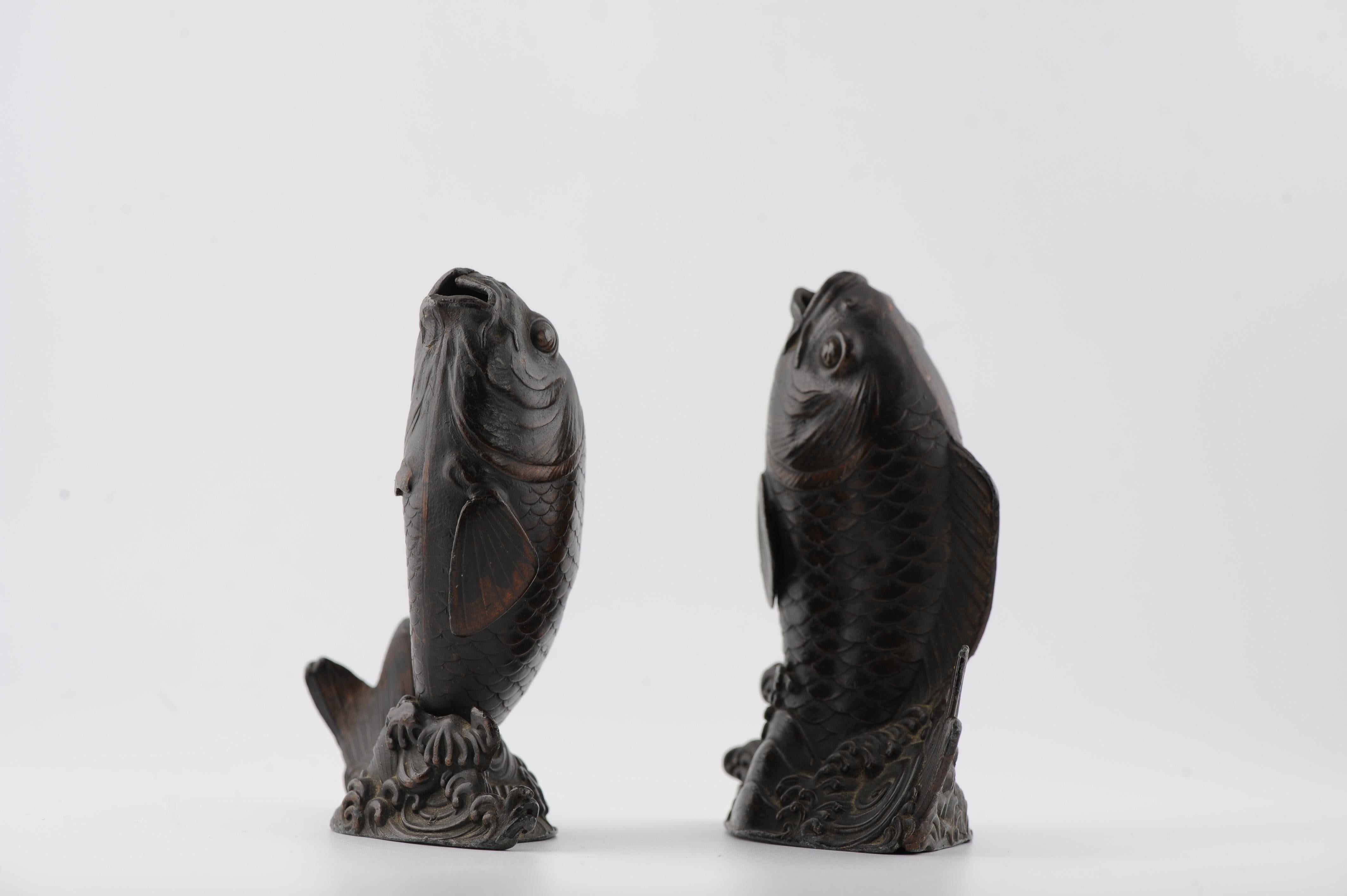 Porcelaine Antique statue japonaise Okimono/Meiji 19e siècle brûleurs d'encens poissons en vente