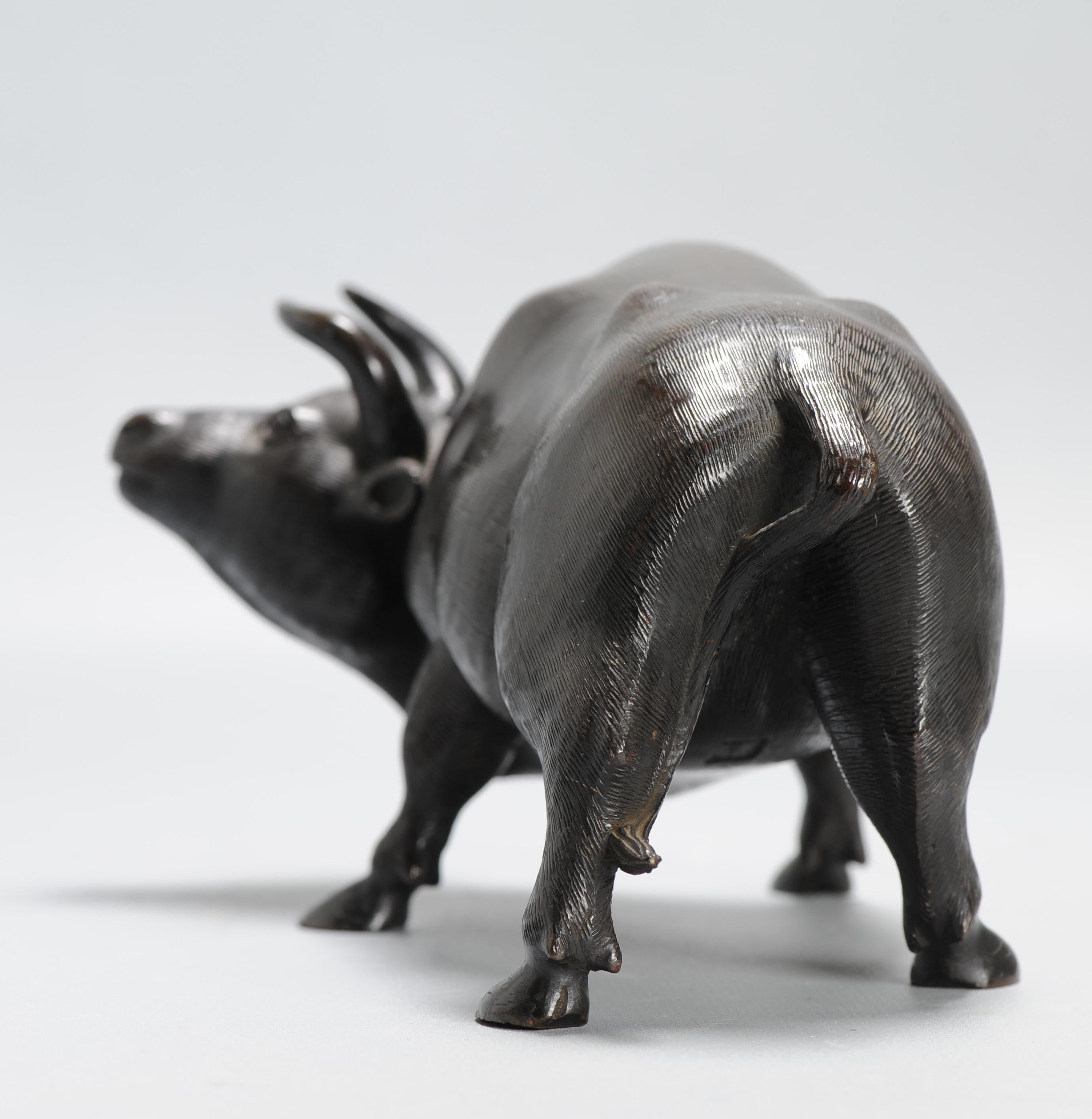 XIXe siècle Statue japonaise ancienne Edo/Meiji 19ème siècle Ox Okimono signée Morimasa en vente