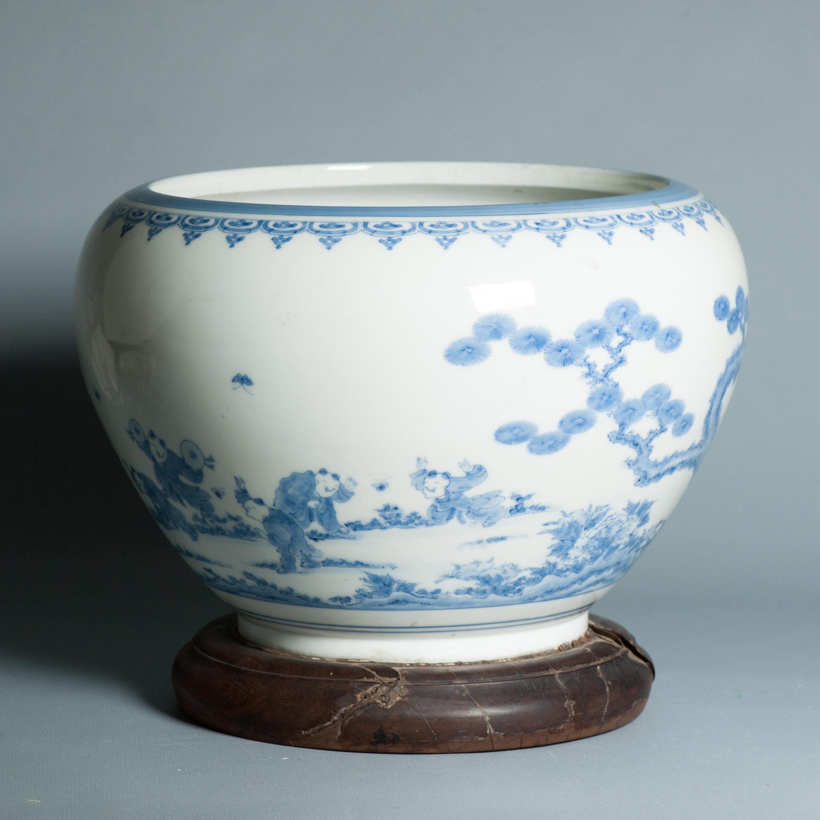 Antiquité - Période Edo/Meiji 18/19C - Cachepot japonais Hirado avec garçons jouant en vente 7