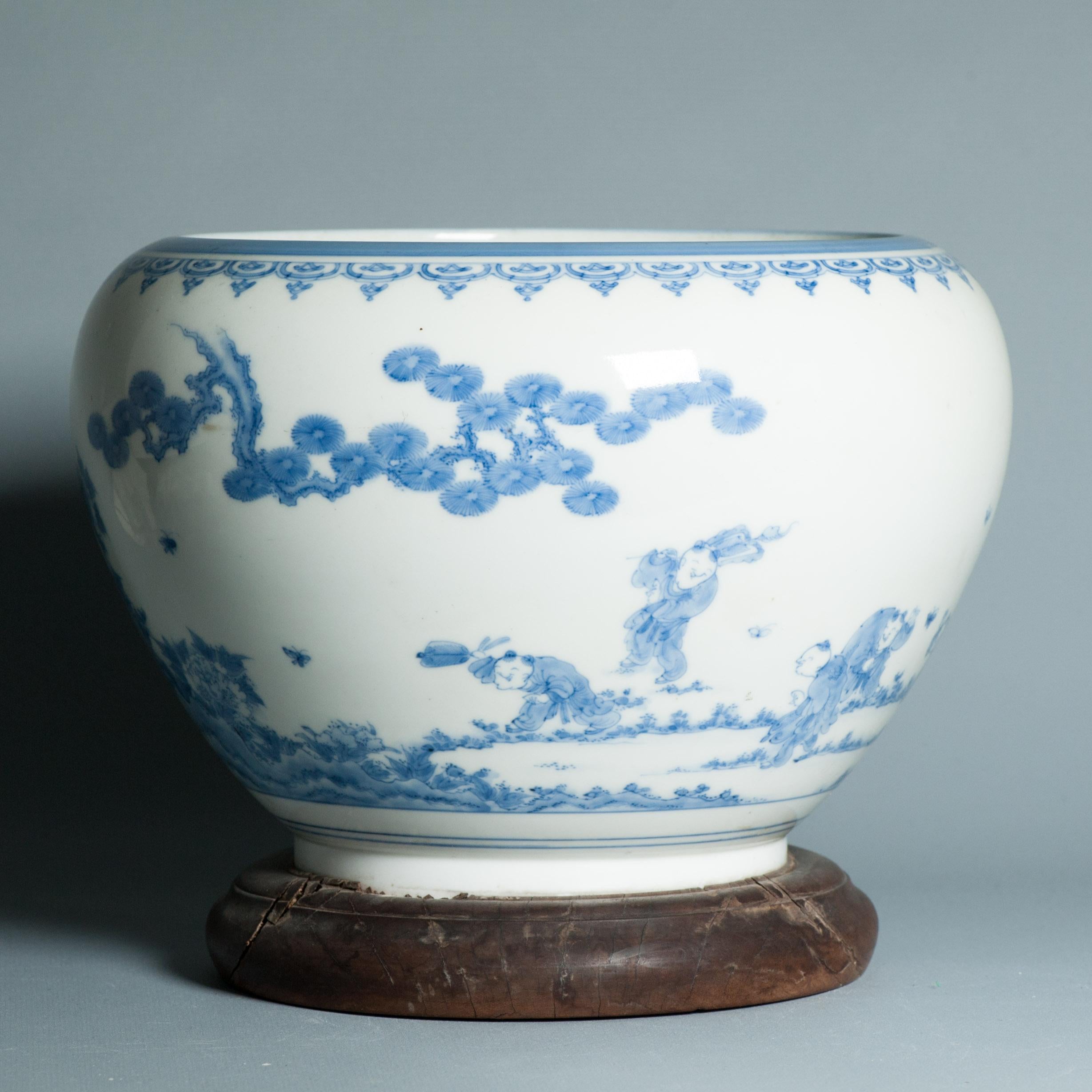 Antiquité - Période Edo/Meiji 18/19C - Cachepot japonais Hirado avec garçons jouant en vente 8