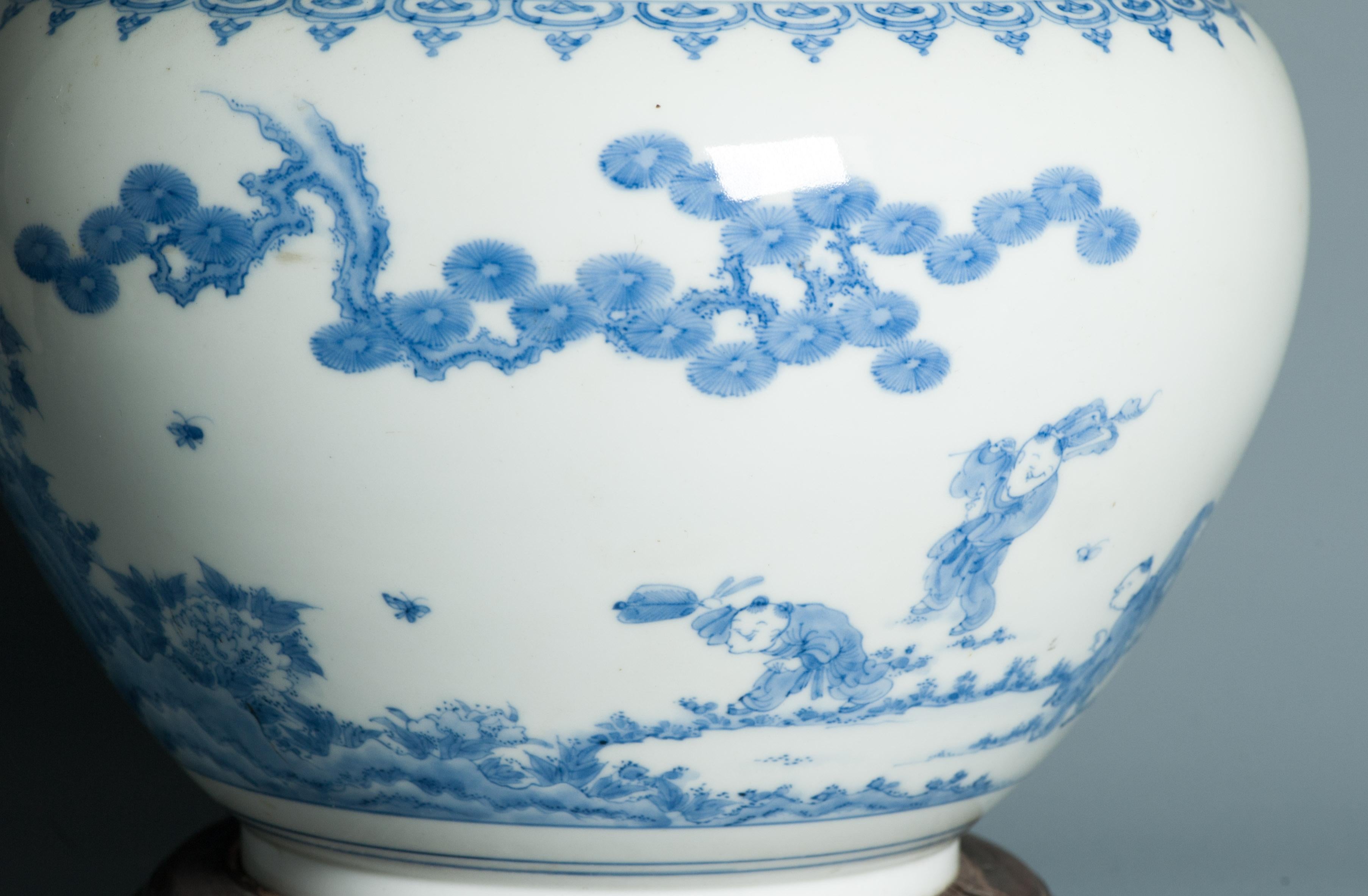 Antiquité - Période Edo/Meiji 18/19C - Cachepot japonais Hirado avec garçons jouant en vente 10