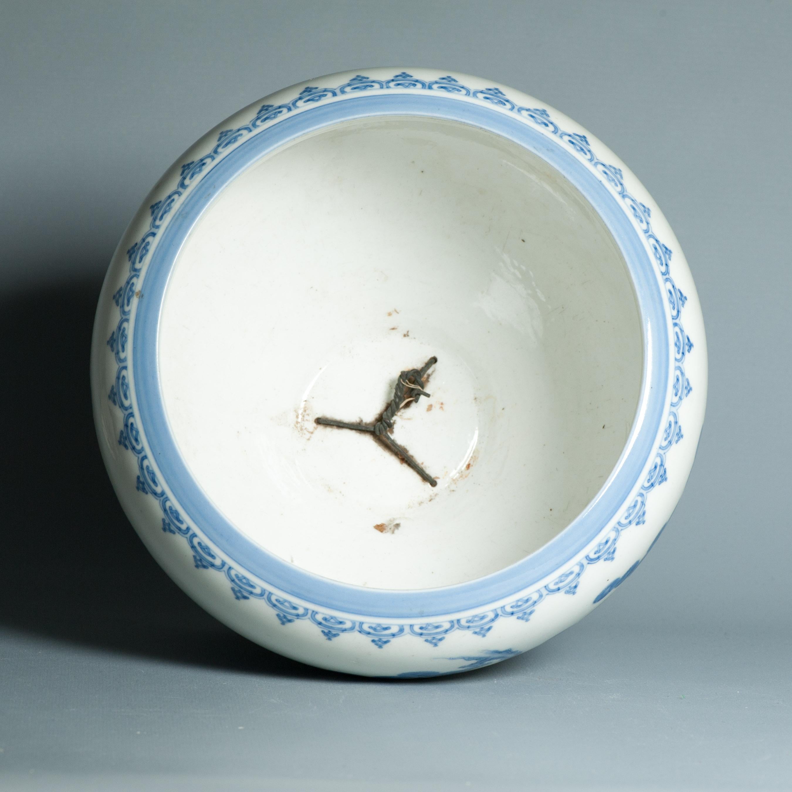 Antiquité - Période Edo/Meiji 18/19C - Cachepot japonais Hirado avec garçons jouant en vente 11