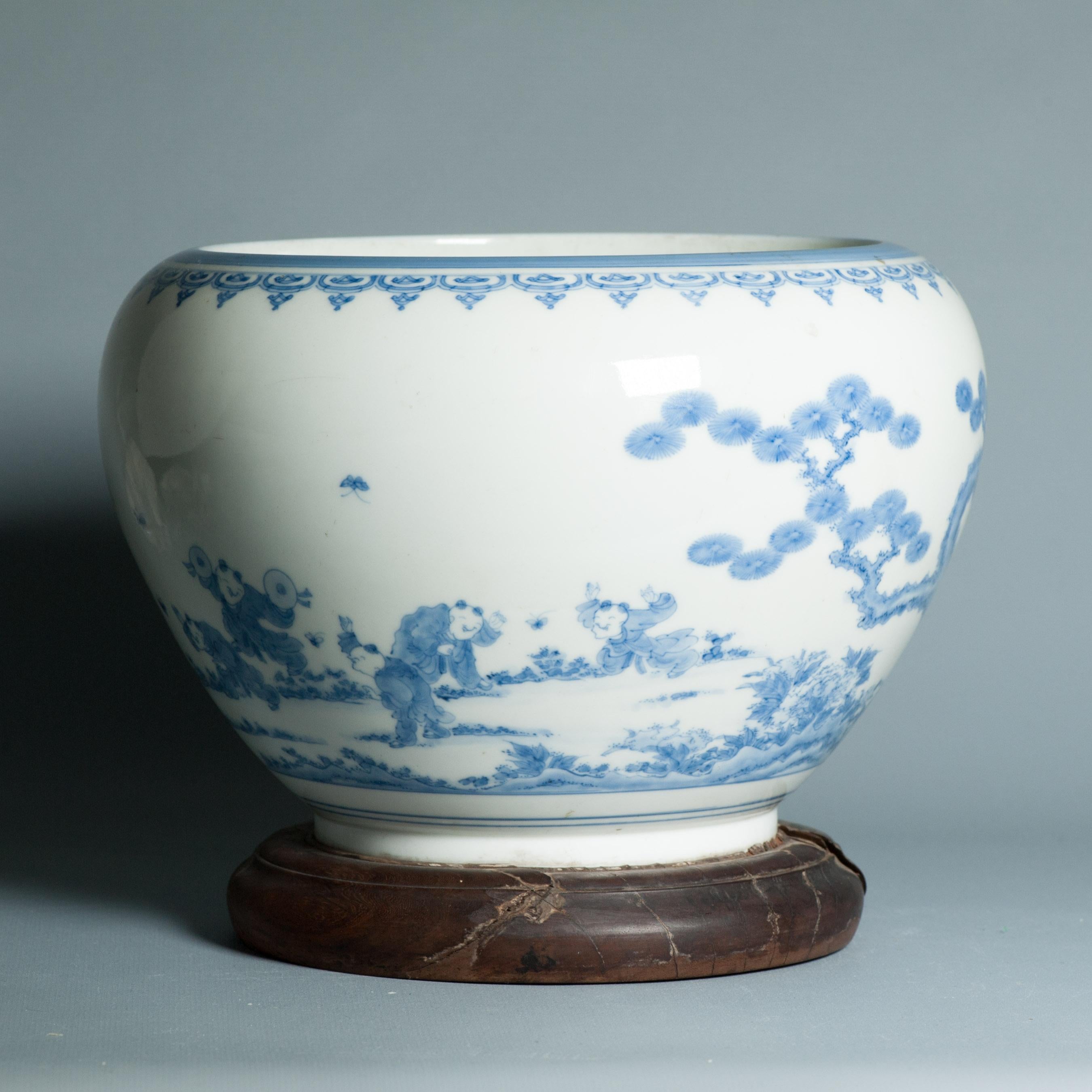 Antiquité - Période Edo/Meiji 18/19C - Cachepot japonais Hirado avec garçons jouant en vente 13