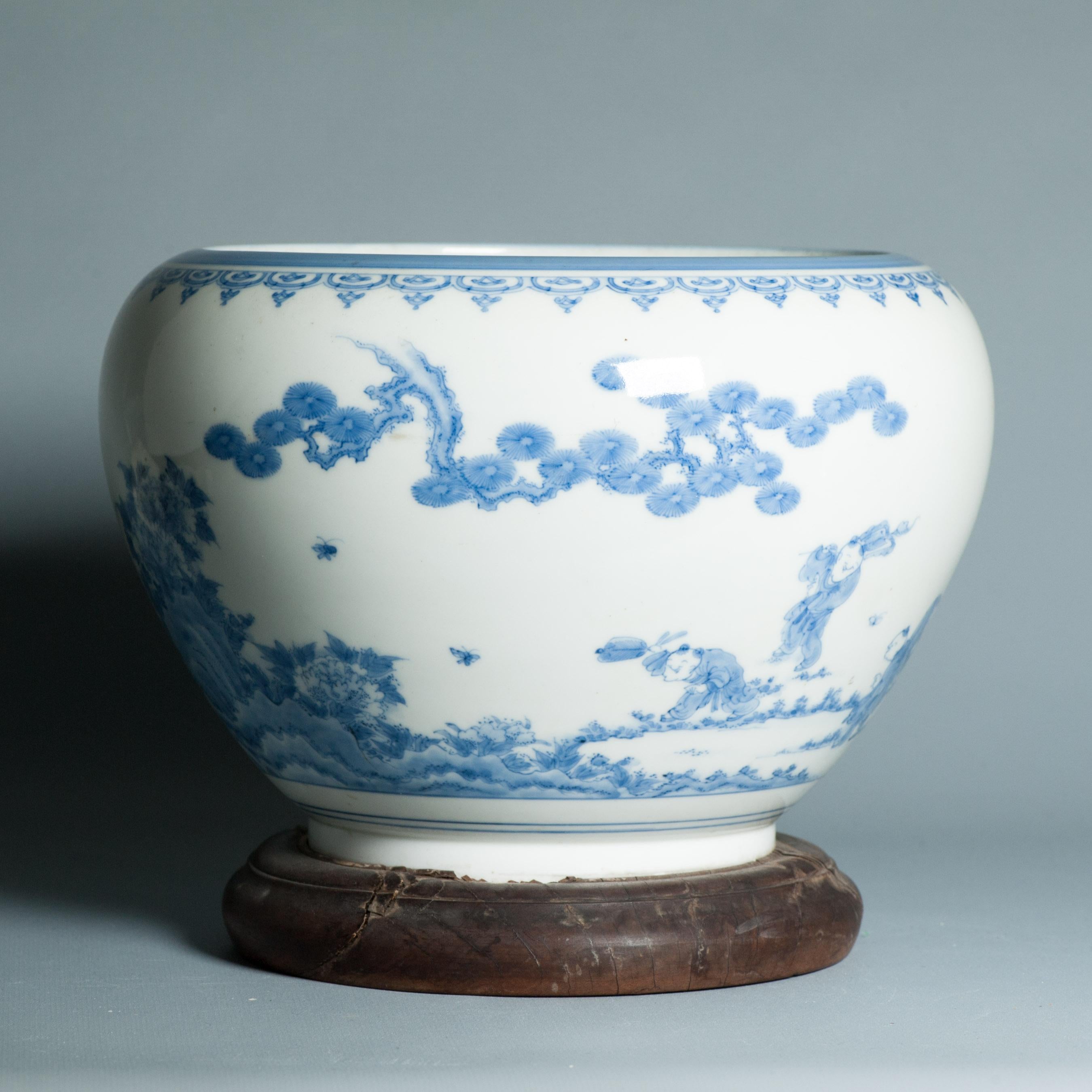 Antiquité - Période Edo/Meiji 18/19C - Cachepot japonais Hirado avec garçons jouant Bon état - En vente à Amsterdam, Noord Holland