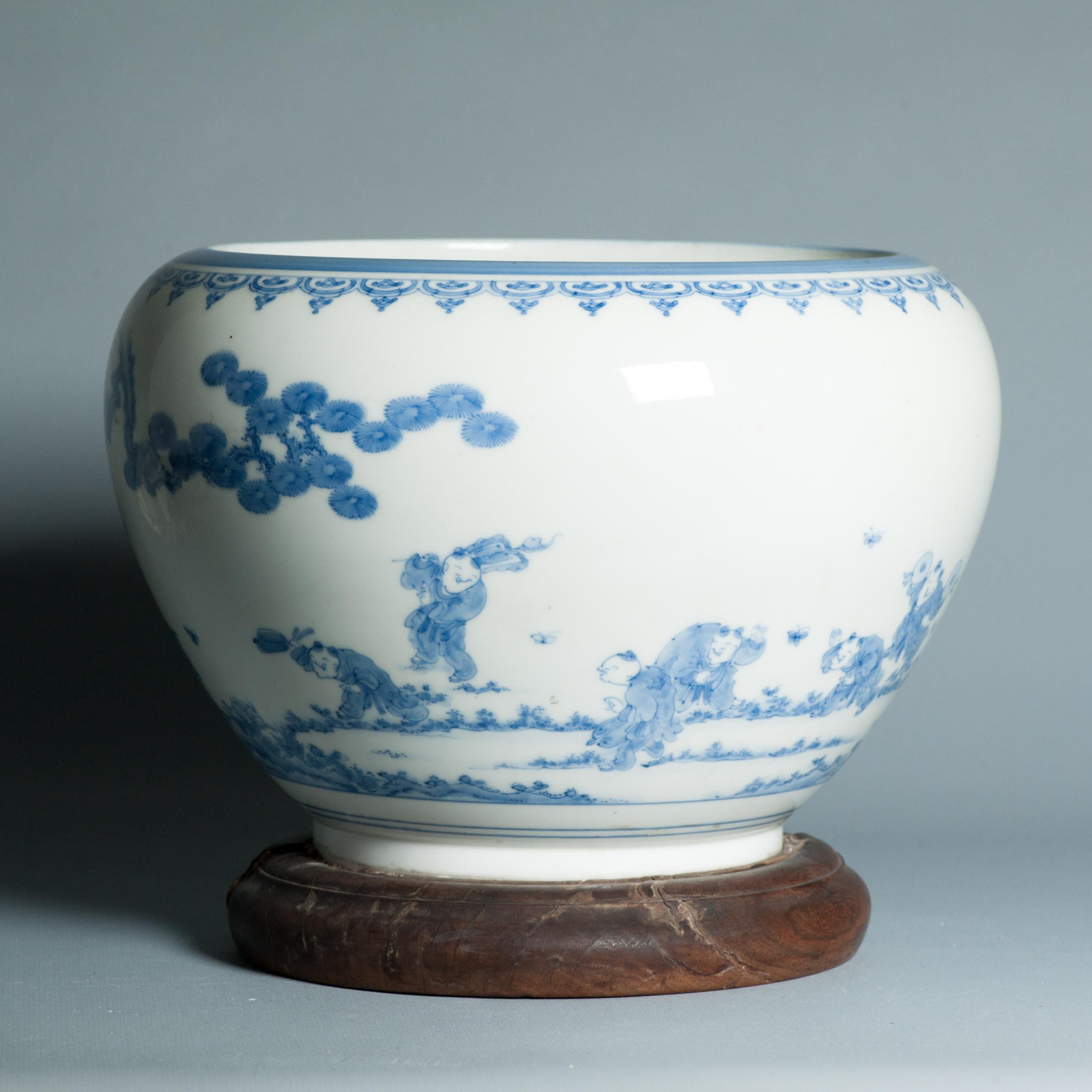 XIXe siècle Antiquité - Période Edo/Meiji 18/19C - Cachepot japonais Hirado avec garçons jouant en vente